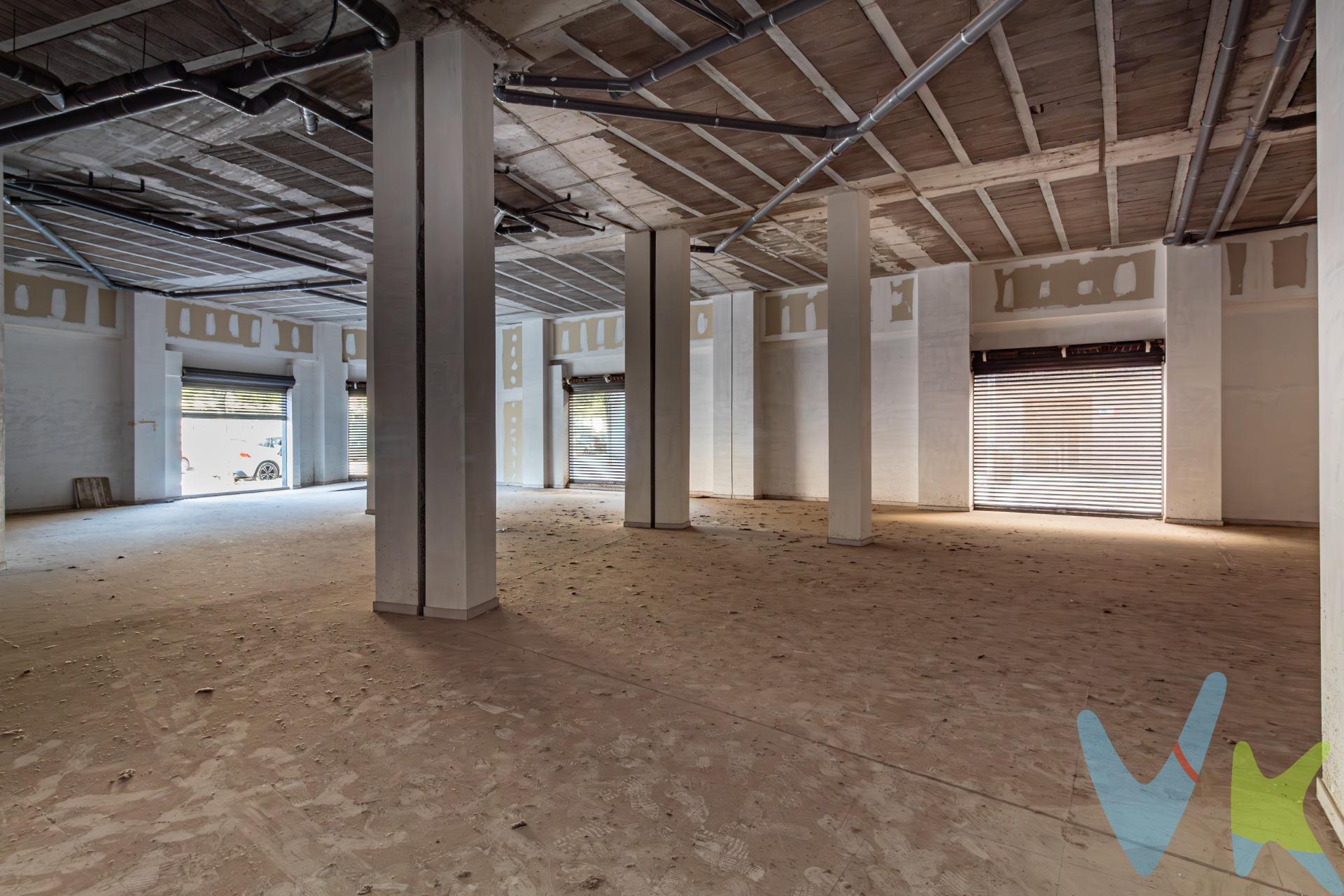 Presentamos este amplio local comercial de más de 325 m² situado en calle peatonal, ideal para aquellos negocios que buscan destacar en una ubicación privilegiada. El local, con una orientación noroeste, hace chaflán y dispone de 33 metros lineales de fachada, proporcionando una excelente visibilidad desde diferentes ángulos. Además, su disposición permite considerar la opción de instalar una terraza al aire libre, lo cual es perfecto para negocios de hostelería o actividades que deseen aprovechar el espacio exterior. Con suelo de gres, de fácil mantenimiento y durabilidad, y su cercanía a centros médicos, colegios e instalaciones deportivas, el local se beneficia de un flujo constante de clientes potenciales provenientes de su entorno. Gracias a su gran versatilidad, es adecuado para una amplia gama de negocios, desde un gimnasio, una academia, hasta un comercio especializado o una oficina. No dejes pasar esta excelente oportunidad de adquirir un local que combina ubicación, versatilidad y grandes posibilidades. Valorado en 265.000 €, este inmueble te ofrece la base perfecta para hacer crecer tu negocio. ¡Contáctanos y agendemos una visita para comprobarlo!. (*) Cláusula de Transparencia y Desglose de Gastos. En cumplimiento de las obligaciones de información previstas en la Ley 10/2025, de 28 de diciembre, de servicios de atención a la clientela y transparencia, así como en la normativa sectorial vigente, se hace constar que el precio indicado no incluye los gastos e impuestos inherentes a la adquisición, los cuales se desglosan a continuación:. - Impuesto sobre Transmisiones Patrimoniales (ITP): Se aplicará el tipo impositivo vigente en la Comunidad Valenciana, generalmente el 10%, sin perjuicio de tipos reducidos aplicables según las circunstancias personales del comprador o las características del inmueble. El impuesto se devenga sobre el Valor de Referencia Catastral o el precio de venta, aquel que resulte superior. Para una información exhaustiva sobre el funcionamiento, tipos impositivos y bonificaciones del ITP, puede consultar el portal oficial de la Agencia Tributaria autonómica en el siguiente enlace: www.atv.gva.es/es/itpajd. - Gastos de Notaría: Los honorarios notariales se calcularán conforme al arancel oficial regulado en el Anexo I, del Real Decreto 1426/1989, de 17 de noviembre, por el que se aprueba el arancel Notarial. - Gastos de Registro: La inscripción en el Registro de la Propiedad se facturará según el arancel oficial establecido en el Anexo I, del Real Decreto 1427/1989, de 17 de noviembre, por el que se aprueba el arancel de los Registradores de la Propiedad. - Gastos de Gestión: Los honorarios por la tramitación administrativa, liquidación de impuestos e inscripción registral, en el supuesto de ser a cargo de la agencia inmobiliaria, ascienden a 302,50 € (IVA incluido). - Honorarios Agencia del Vendedor: incluidos en el precio publicado. - Honorarios Agencia del Comprador: Se informa que eventualmente podrían existir honorarios profesionales a cargo del adquirente, en aquellos casos en que se hubieran contratado previamente los servicios específicos del encargo de compra y en ningún caso estarán vinculados al precio.