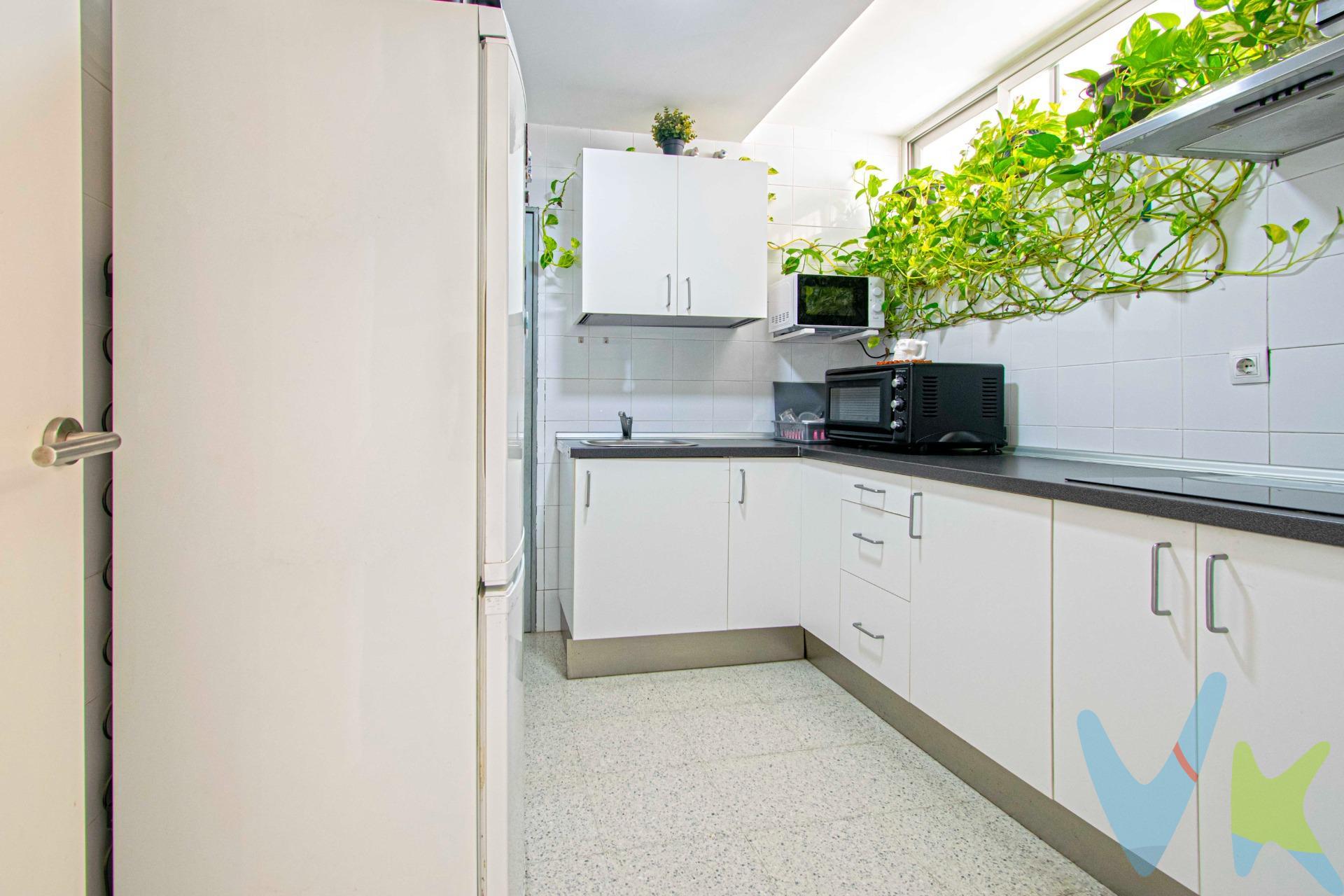 Ponemos a la venta un estupendo piso en la zona de Emilio Lemos con PLAZA DE GARAJE y TRASTERO!!. Vivienda de VPO con 65m2 útiles distribuidos en amplia cocina independiente con práctico lavadero y equipada con algunos electrodomésticos. Acogedor salón independiente, confortable y muy luminoso. Tres estupendos dormitorios y un cuarto de baño completo con bañera. Solería de terrazo, ventanas de aluminio, puertas de sapeli lacadas en blanco y aire acondicionado mediante dos splits. Vivienda situada en la segunda planta de un edificio con ascensor dentro de un recinto cerrado con zonas comunes. Consúltenos los requisitos para adquirir un vivienda de VPO. No lo dejes pasar y ponte en contacto con nosotros para visitarlo!!. Informamos a nuestros clientes que el precio de venta no incluye lo siguiente: Honorarios de la agencia inmobiliaria, Impuestos (I.T.P., I.V.A. o A.J.D., en su caso) ni otros gastos de la compraventa (gastos de Registro de la Propiedad, Notaría, Gestoría ni de posible Financiación). Documento F.I.S. a disposición del consumidor según Decreto 218/2005 Junta de Andalucía. 