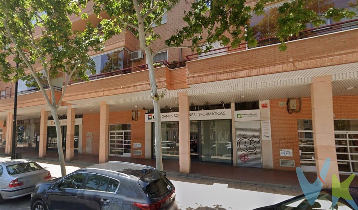 🏬 LOCAL COMERCIAL EN VENTA EN ZARAGOZA – ARRABAL. Calle Matilde de Sangüesa | Frente a la Estación del Norte. ➖Oportunidad única de adquirir un local comercial de aproximadamente 250 m², completamente reformado, equipado y actualmente en funcionamiento, situado en una calle 100% comercial y con una ubicación estratégica frente a la Estación del Norte, lo que garantiza una alta visibilidad y tránsito constante. ➖El local se distribuye de forma muy funcional en varias dependencias, incluyendo zonas de trabajo, despachos, almacén altillo y baños, lo que lo hace ideal para múltiples actividades comerciales o profesionales. Además, cuenta con un altillo destinado a depósito, un valor añadido que optimiza el espacio de almacenamiento. ➖Dispone de amplias cristaleras a la calle, aportando luminosidad y una excelente imagen comercial, así como dos entradas independientes, lo que ofrece versatilidad de uso y posibilidades de adaptación a diferentes modelos de negocio. 🔹 Inversión con rentabilidad inmediata. ➖Si eres inversor, este local es una opción especialmente atractiva, rentabilidad asegurada. 📍 Ubicación prime. 📐 250 m² aprox. 🚻2 Baños. 🏢 Local reformado y montado. 🚪 Dos accesos independientes. 🪟 Gran fachada acristalada. 📦 Altillo para almacén. 💼 Ideal para inversores o negocio propio. No dejes pasar esta excelente oportunidad de negocio en una de las zonas más comerciales y consolidadas de Zaragoza. ------------------------------------------------------------------------------------------. 💰 Precio y Gastos:. El precio de venta publicado no incluye impuestos legalmente establecidos ni gastos derivados de la compraventa y de la inscripción del inmueble (I.T.P., Notaría y Registro de la Propiedad), los cuales pueden variar en función al comprador y a la comunidad autónoma, y que serán asumidos por el comprador:. 🔹I.T.P.: https://www.aragon.es/es/administracion-tributaria-de-aragon/gestiones-habituales/compraventa-de-inmuebles (8% = #19.192.-# €). 🔹Notario: https://www.notariado.org/portal/qu%C3%A9-cuesta (#xxx,xx# €). 🔹Registro de la Propiedad: https://www.boe.es/buscar/act.php?id=BOE-A-1989-28112 (#xxx,xx# €). 📑 Honorarios profesionales:. El precio de venta indicado no incluye los honorarios profesionales correspondientes a los servicios de asesoramiento y formalización del proceso de compra, que serán asumidos por el comprador. (3%+iva). 🔒 Reserva del inmueble:. La reserva efectiva del inmueble se realizará únicamente tras la aceptación de la propuesta de compra por parte del vendedor.