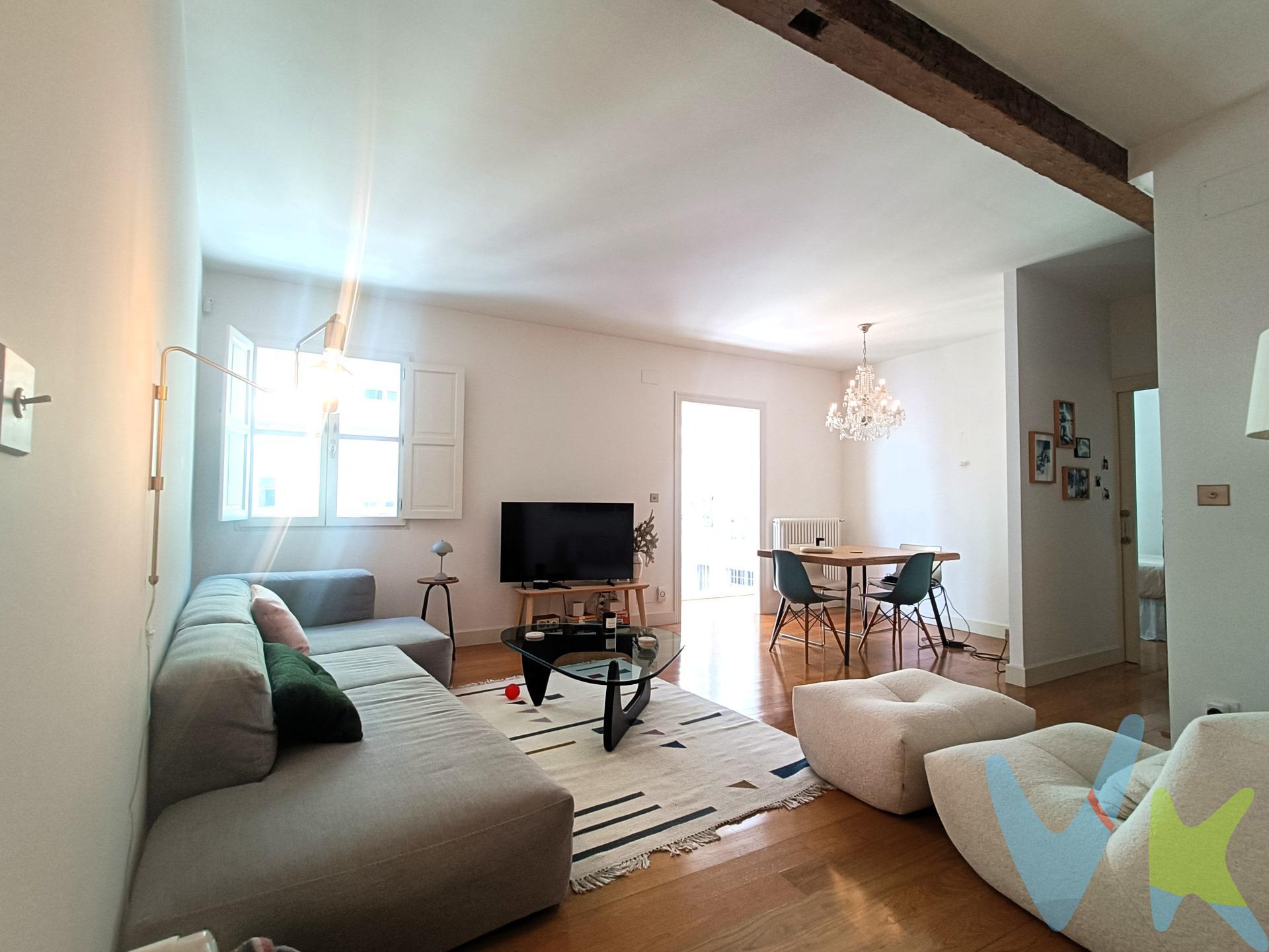 En pleno centro de la ciudad, junto a la calle Burgos, ponemos a la venta esta maravillosa vivienda completamnete reformada y con un estilo clásico y elementos vintage de estilo victoriano. Se trata de un piso de 2 habitaciones dobles, baño con plato de ducha, cocina independiente con un acabado curvo dificil de encontrar en las viviendas actuales, de estilo frances se une al salón mediante un ventanal que le da un toque muy moderno donde observamos la mezcla de los electrodomesticos vintage con elementos modernos. Desde el salón accedemos a una galeria que remata el encanto de esta vivienda, aportando mayor luz y tranquilidad por su orientación Sur. Es destacable en esta propiedad la calided que ofrece y su luminosidad, ademas de sus calidades entre otras el lavabo con pedestal, el inodoro y el videt de marcado estilo victoriano, la griferia monoblocc, radiadores clásicos manteniendo el mismo estilo asemejando a los antiguos de hierro, los pulsadores de palanca inteligente en niquel pulido asemejan a los de finales del siglo XIX... Respecto al edificio, no dispone de ascensor pero tiene unas escaleras comodas, el tejado se encuentra cambiado recientemente, y al entrada al portal esta tambien reformada. Solo con una visita quedarás enamorado de esta propiedad. No esperes mas y llamanos, no te defraudara. Los Impuestos gastos de Notaria y Registro no estan incluidos en el precio
