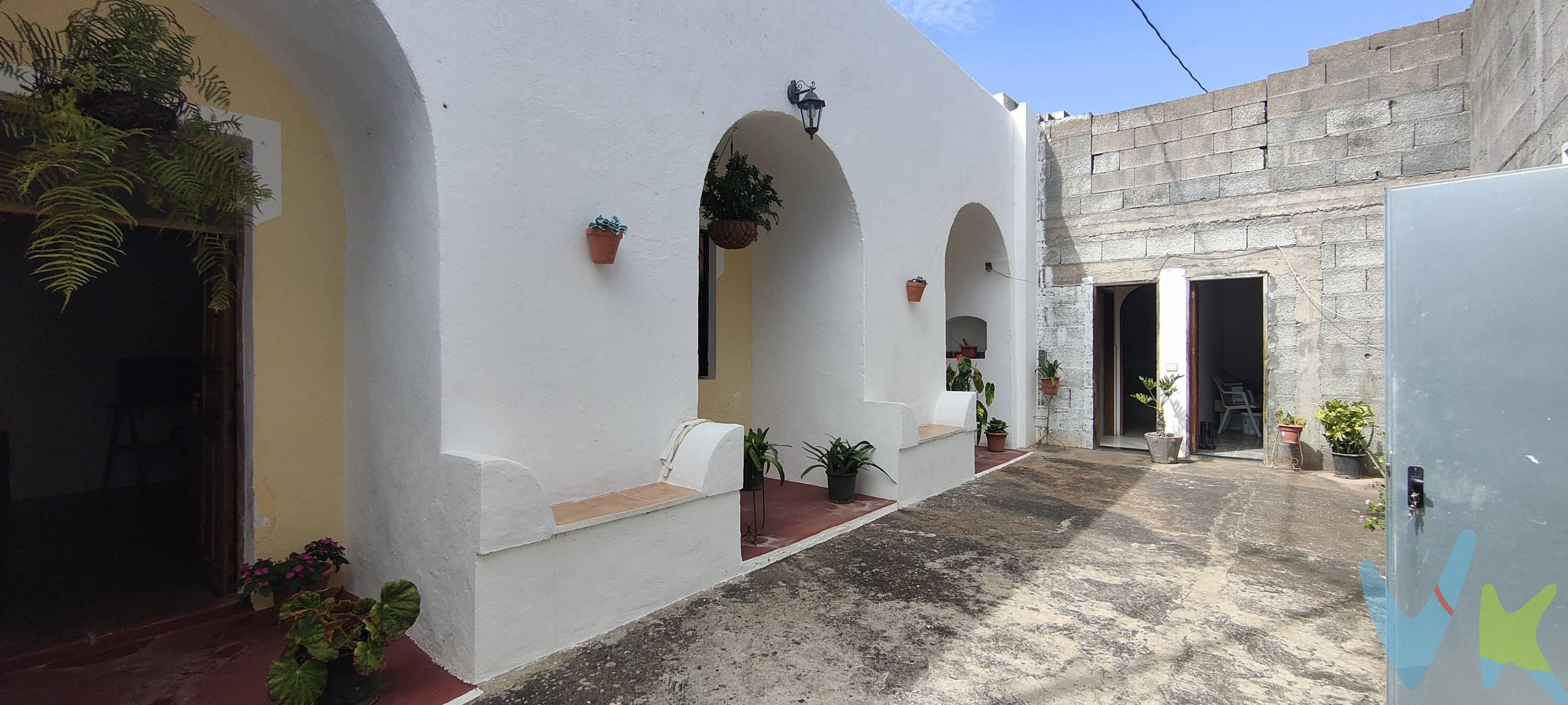 . VENDEMOS Casa con cuevas, terrenos, almacén, cuevas vírgenes y espacios abiertos para terrazas. ¡Si lo que buscas es independencia y tranquilidad, aquí está tu casa!. Con total independencia, en una zona de solana, disponemos, en venta, de ésta magnifica casa cueva con terrenos. La propiedad dispone de una construcción en bloque, que ahora hace las funciones de garaje o almacén, una estancia en cueva virgen con ventilación, para inventar el uso, que puede ser zona de bodega, comedor, cocina, despensa,.. Y la estancia principal que consta de una construcción externa y 5 cuevas comunicadas entre sí, con un patio abierto. La propiedad te invita a imaginar su futuro de muchas maneras. La vivienda tiene entrada privada y acceso a todos los terrenos desde ella, está perfectamente diferenciada y la documentación está inscrita en el Registro de la Propiedad. . DATOS EXTRA DE LA FINCA: . Parcela completa: 23.462,46m². Casa Cueva, con una superficie total del suelo que ocupa:  172,78m². Superficie total construida: 104m². Superficies separadas:. Garaje: 53,81m². Bodega: 19.26m². Estancias: 34.55m². Superficie de la cueva: 57,59m². Patio: 48,26m². NOTA: El precio de venta No incluye impuestos propios de la transmisión, gastos de notaría, registro, ni cualquier otro que según ley pueda corresponder al comprador. Los datos expuestos son meramente orientativos y se encuentran sujetos a errores u omisiones involuntarias. 