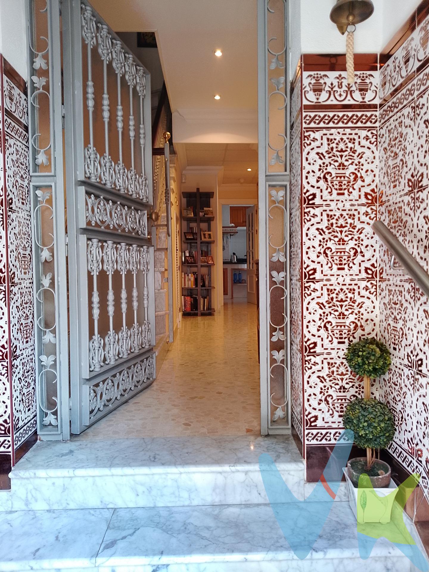 Descubre esta encantadora casa ubicada en la tranquila Zona de El Cristo, San Fernando. 🏡 Con una superficie de construcción de 141 m², este hogar se presenta en buen estado y está orientado hacia el Este-Oeste para disfrutar al máximo la luz natural. ☀️ La propiedad cuenta con un total de cinco habitaciones: tres dobles y dos sencillas; ideal para familias o quienes buscan espacios versátiles. Además, dispone de tres baños completos 🚿 que garantizan comodidad a todos sus habitantes. Uno de los grandes atractivos es su espectacular terraza privada situada en la azotea 🌇, que abarca unos generosos 48 m² —perfecta para relajarse o disfrutar momentos inolvidables al aire libre— así como un acogedor patio junto a la cocina 🍃 donde podrás crear tu propio rincón verde. La distribución incluye un dormitorio situado convenientemente en planta baja 🛌 lo cual facilita el acceso sin escaleras adicionales. ¡No pierdas esta oportunidad única! Contáctanos hoy mismo.