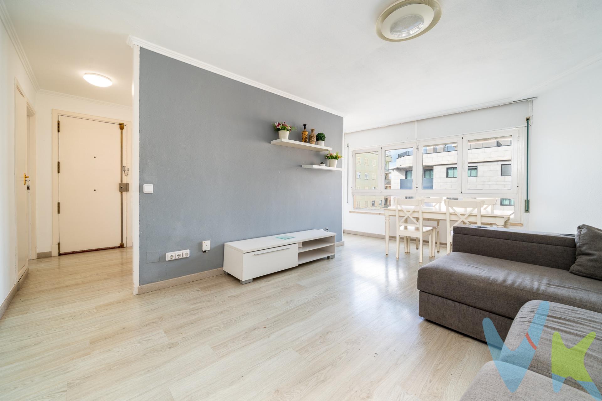 PALMA DE MALLORCA- CALLE ARAGÓN. ¿Buscas vivir en una zona céntrica, pero sin renunciar a la tranquilidad? ¿Te gustaría salir de casa y tener justo enfrente la parada de autobús que te conecta con el centro de Palma en pocos minutos? ¿Imaginas pasear por calles amplias, rodeado de todo tipo de servicios, comercios y establecimientos? Entonces esta vivienda puede ser para ti: un magnífico piso reformado, listo para entrar a vivir. La propiedad se encuentra en una quinta planta con ascensor y cuenta con 124 m² útiles, distribuidos en tres dormitorios dobles y uno individual, todos ellos con armarios empotrados, además de dos fantásticos cuartos de baño completos, uno con plato de ducha y otro con bañera. Dispone también de una luminosa cocina independiente. Una vivienda ideal para quienes buscan amplitud, comodidad y una excelente ubicación en Palma. ¿A qué esperáis para venir a visitarlo?. *El precio de venta (375.000 €) incluye los honorarios de agencia, asumidos por la propiedad. No incluye los impuestos y gastos de compraventa a cargo del comprador: ITP según tramos (tipo efectivo aproximado en torno al 8%–9%), más gastos notariales y registrales en torno al 1%–1,5%. Importes orientativos sujetos a normativa vigente y circunstancias del comprador. . *Este inmueble ha sido certificado por ABSI (Asociación Balear de Servicios Inmobiliarios) lo que significa que la agencia comercializadora ha supervisado la documentación necesaria para la compraventa y que el inmueble forma parte de la bolsa de propiedades en multiexclusiva ABSI. 