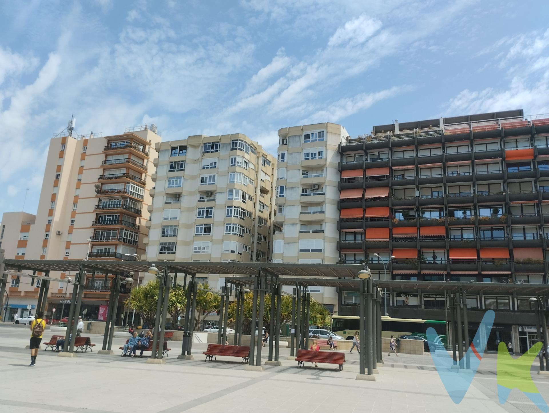 A veces, no se trata de tener más espacio, sino de disfrutar del espacio justo, en el lugar perfecto. Este estudio en el emblemático Edificio Cantábrico es la combinación ideal de funcionalidad, confort y ubicación, pensado para hacer que cada día fluya con facilidad. Desde que entras, sentirás una armonía especial en su distribución inteligente. Un pasillo ordenado te lleva a la cocina independiente, luminosa y práctica, conectada visualmente con el salón para que cocinar nunca signifique perder conexión con tu hogar. El baño completo está bien aprovechado y el salón, amplio y acogedor, tiene salida directa a una terraza perfecta para respirar aire fresco, tomar un café  o convertirla en tu rincón verde. 📍 ¿Y el entorno? Sencillamente inmejorable. Ubicado en plena Avenida de Cádiz, tendrás a tu alcance todo lo que necesitas: supermercados, cafeterías, transporte público, colegios y el hospital Puerta del Mar. A solo 180 metros de la Playa Victoria, podrás disfrutar del paseo marítimo, un espacio ideal para caminar, correr o compartir momentos con tu mascota en un entorno privilegiado. Y cuando el día llega a su fin, el atardecer tiñe el cielo de tonos dorados y rojizos, convirtiendo cada momento en un espectáculo inolvidable junto al mar. ✔️ Funcionalidad y orden para un estilo de vida práctico. ✔️ Ubicación inmejorable, cerca de la playa y servicios esenciales. ✔️ Un refugio acogedor que se adapta a ti y a tu ritmo. 🏡 Ven a conocerlo y descubre por qué es el estudio perfecto para ti. -De acuerdo con el Decreto 218/2005, de 11 de octubre, disponemos del documento informativo abreviado de la propiedad (D.I.A.). -Por mandato expreso del propietario, comercializamos este inmueble en exclusiva, lo que le garantiza el acceso a toda la información, a un servicio de calidad, un trato fácil, sencillo y sin interferencias de terceros. Por este motivo, se ruega no molestar al propietario, a los ocupantes de la propiedad o a los vecinos.----. Muchas gracias por su comprensión.