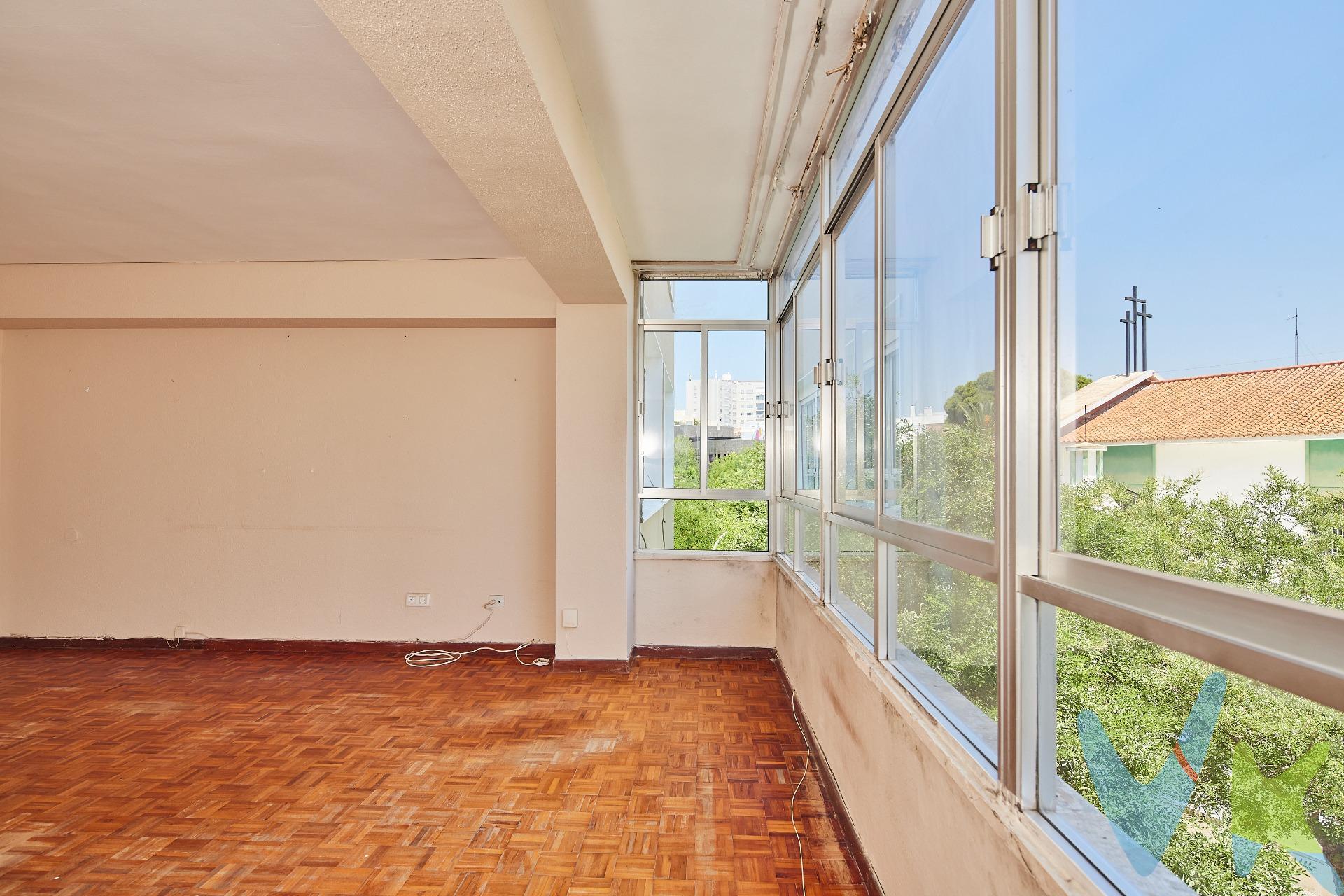 Presentamos un amplio y luminoso piso en la codiciada zona de Bahía Blanca, Cádiz.   Esta magnifica  propiedad ofrece un espacioso salón independiente con abundante luz natural gracias a sus grandes ventanales. Dispone de dos accesos: puerta principal y entrada de servicio, lo que proporciona comodidad adicional para el día a día. La cocina tipo office amplia muy cómoda con terraza lavadero y zona de plancha.  Esta vivienda cuenta con cuatro habitaciones distribuidas en dos dobles y otras dos sencillas ideales para familias o como espacio multifuncional; además dispone de dos baños completos, uno en suite principal garantizando privacidad e independencia dentro del hogar. El edificio se encuentra ubicado en una excelente zona rodeada de parques y jardines muy bien comunicados mediante transporte público cerca Avenida Andalucía, así como la playa Santa María del Mar; ideal tanto para vivir como inversión debida su cercanía a centros comerciales locales colegios entre otros servicios esenciales disponibles. Una oportunidad única de adquirir un excelente piso y reformarlo a su gusto y necesidades, hacer  de el su hogar. Completa esta magnífica propiedad un GARAJE CERRADO en el mismo edificio con gran capacidad para coche grande, motos y almacenamiento. El garaje es OPCIONAL  y su precio es de 50.000 euros. No deje de llamarnos para más información. Periodo de validez de la publicación 31/12/2026. Operación sujeta a I.T.P. (7%). Ley 5/2021, de 20 de octubre, de Tributos Cedidos de la Comunidad Autónoma de Andalucía. Honorarios de agencia: 3% más IVA importe honorarios (21%). Se hace constar que la agencia efectúa una labor de intermediación, y que las condiciones finales de la compraventa quedan sujetas a la aceptación expresa de la parte vendedora y a la ulterior formalización del contrato de compraventa. Gastos comprador aproximados conceptos Aranceles notariales y Registro de la Propiedad: 900 € - 1.500 €, variables según operación. (Real Decreto 1426/1989 y Real Decreto 1427/1989). * Estimación tipos generales de gastos de compra según ley en casos generales. Todos los porcentajes son aplicables sobre precio de compraventa del inmueble o valor de referencia catastral. Gastos particulares de financiación por cuenta de comprador no incluidos. Consulte con nosotros si tiene bonificaciones en su caso concreto. Estaremos encantados de asesorarle con todo detalle. 
