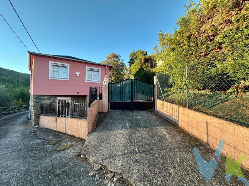  🏡 Vivienda ubicada en el pueblo de Carril ⛰️ próximo a la N-120 y a unos 20 minutos de Ponferrada. La parcela consta de 344m2, actualmente cerrada y solo se utilizan 175m2. El inmueble presenta la siguiente distribución interior:. • Hall de entrada 🚪 . • 3 habitaciones dobles 🛏️ (pudiendo utilizarse 1 como salón 🛋️ ). • 1habitación simple 🛏️ . • Cocina americana 🍽️ . • Baño con bañera 🛁 . En la parte inferior de la vivienda podemos encontrar 2 pequeñas bodegas para guardar distintos enseres 🚲 y material 📦. Además, cuenta con una gran bodega de unos 50m2 actualmente sin reformar 🛠️🪜 y que conserva los antiguos muros de piedra de la casa. En cuanto a las zonas exteriores resaltamos la entrada principal con capacidad para 2 vehículos 🚗 🚙 y un pequeño porche, ideal para preparar distintas comidas 🥘 barbacoas 🍖  y reuniones familiares 🫂. . . 