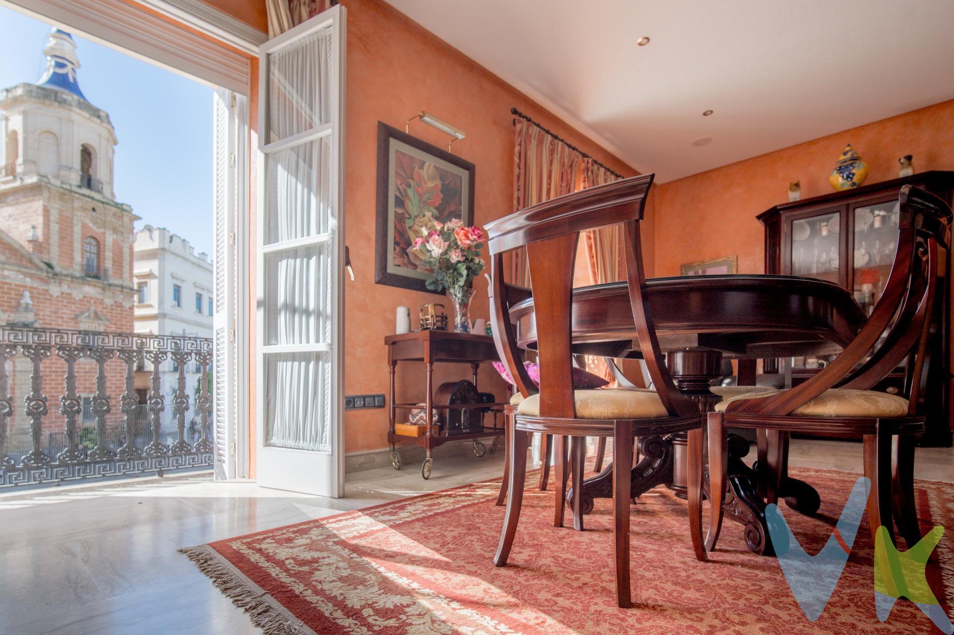 Descubre esta espectacular propiedad ubicada en la emblemática Calle Real, en pleno centro histórico de San Fernando. Con una superficie generosa de 376 m², este encantador inmueble ofrece un diseño funcional y luminoso que incluye cuatro amplios dormitorios (tres dobles y uno sencillo) y tres baños completos, siendo uno de ellos en suite. La vivienda destaca por sus techos altos que aportan amplitud al espacio; además cuenta con aire acondicionado central para su confort durante todo el año. Disfruta del sol a través de los ventanales orientados hacia la calle real y relájate en cualquiera de los tres patios privados disponibles o bien comparte momentos inolvidables entre los dos salones acogedores que se encuentran dentro del inmueble. Esta casa está equipada con cocina moderna e integral así como armarios empotrados estratégicamente ubicados para maximizar almacenamiento sin sacrificar estilo ni comodidad. El edificio posee ascensor directo a la primera planta facilitando accesibilidad total desde cualquier rincón urbano cercano: centros médicos, colegios , supermercados e incluso transporte público mediante tranvía autobuses . ¡Una oportunidad única! No pierdas tiempo visitando tu nuevo hogar ideal. . Comercializamos este inmueble en exclusiva, lo que le garantiza el acceso a toda la información y un servicio de calidad único y personalizado. En cumplimiento del Decreto de la Junta de Andalucía 218/2005 del 11 de Octubre, se informa al cliente que los gastos notariales, registrales, ITP y otros gastos inherentes a la compraventa no están incluidos en el precio.