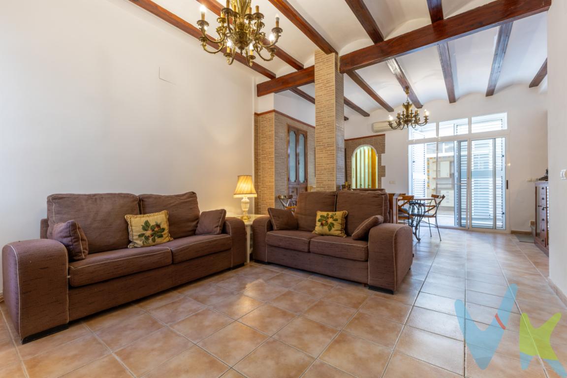 ¿Buscas una vivienda con carácter, totalmente reformada y lista para entrar a vivir? Esta preciosa casa de dos alturas ubicada en el centro histórico de Sagunto, a un paso de la emblemática Plaza El Pi, te enamorará por su estilo, comodidad y ubicación.🏡 Características principales:Totalmente reformada y lista para entrar a vivir2 terrazas independientes, ideales para disfrutar del sol, hacer barbacoas o relajarte al aire libreCocina y salón reformados2 baños completos4 amplios dormitoriosVivienda independiente en dos plantasUna casa con encanto, ideal tanto como residencia habitual como inversión para alquiler turístico o vacacional, en una de las zonas con más historia y vida de Sagunto.📍 Ubicación inmejorable, en pleno centro del pueblo, rodeada de todos los servicios, comercios y con fácil acceso a transporte.¡No dejes pasar esta oportunidad! Contáctanos y agenda tu visita.
