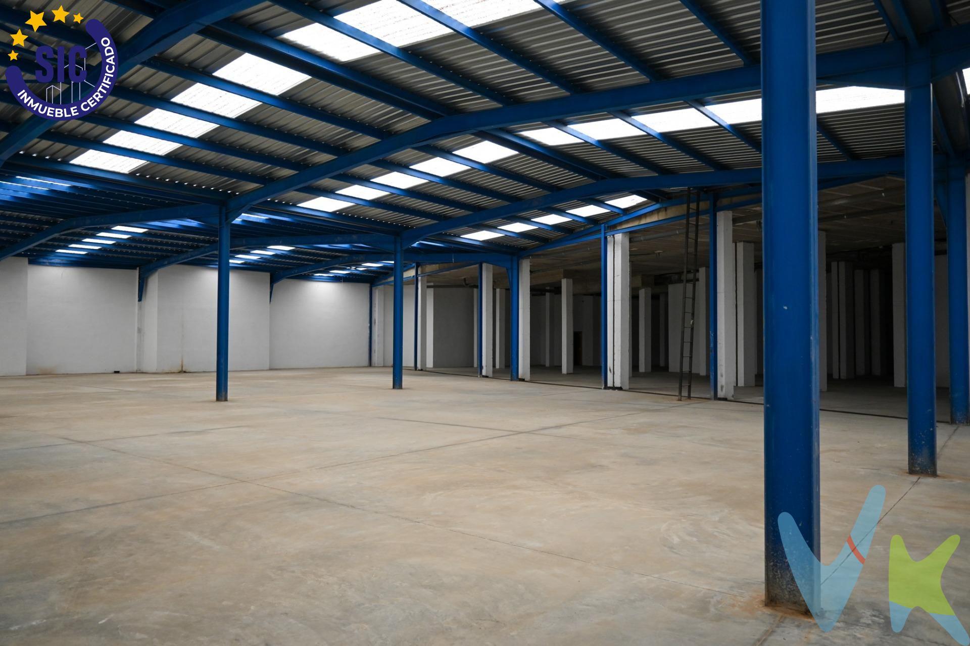 ¡Gran oportunidad de inversión en Xirivella! Local comercial en venta o alquiler con opción a compra con acceso a dos calles. Se vende amplio local comercial en Xirivella con una ubicación inmejorable: entradas por la Avenida Camí Nou y la Calle Arte Mayor de la Seda. Superficie útil total: 1.614 m². Distribución diáfana, ideal para adaptar a cualquier tipo de negocio. 5 puertas con persianas de acceso que permiten una excelente entrada de luz natural, visibilidad comercial y facilidad logística. 4 baños ya habilitados con ducha y con termo eléctrico en cada uno de ellos. Accesos desde ambas calles, 2 entradas por Avda Camí Nou y 3 entradas por Calle Arte Mayor de la Seda. Este local es perfecto tanto para grandes superficies, supermercados, centros médicos, concesionarios, gimnasios, clínicas, talleres, centros logísticos, bazares, franquicias, o cualquier actividad que requiera gran espacio y visibilidad. Además, al estar ubicado en una zona consolidada con alto tránsito peatonal y rodado, ofrece una gran proyección comercial. No pierdas la oportunidad de establecer tu negocio en una de las mejores ubicaciones de Xirivella. Ven a visitarlo!!!!. Se puede alquilar y también alquilar con opción a compra. Para más información o concertar una visita, no dudes en contactar. VENTA:. PVP 735.000€.  Gastos e impuestos no incluidos en el precio. La compra conlleva impuestos y gastos de formalización para el comprador. A título orientativo se informa que en segundas transmisiones el  ITP  con carácter general en  Valencia  es del  10%, pudiendo existir otros tipos impositivos atendiendo a  las circunstancias  personales del comprador u otras circunstancias previstas legalmente. Base imponible del impuesto el mayor valor entre el precio de compraventa, la tasación o el valor de referencia catastral. En cuanto a los gastos de  notaría y registro, en su caso,  suelen oscilar aprox; entre 1,5% y 2,5% (aranceles variables según precio, n.º de copias y complejidad). El comprador elige notario. Si el comprador precisase de  hipoteca: tasación, condiciones y costes bancarios serán según entidad elegida por el comprador, así como los gastos de gestoría, y cualesquiera otros gastos inherentes a la formalización de la compraventa que legalmente correspondan a la parte compradora, salvo pacto expreso en contrario con el vendedor. El consumidor tiene,  conforme a la normativa vigente, a su disposición información y documentación adicional relativa al inmueble y condiciones de la compraventa, que podrá ser consultada en C/Joaquín Costa 4, bajo 46005 Valencia o urbe2@remax.es. Honorarios de mediación inmobiliaria a cargo del  COMPRADOR: (3% del precio final de venta más IVA (21%), salvo otro pacto.); y  de VENDEDOR (según acuerdo con el mismo). . Se informa al consumidor que la agencia actúa como intermediaria inmobiliaria en la operación, estando cualquier eventual compraventa y sus condiciones sujeta a la aceptación expresa del propietario-vendedor y a la posterior formalización del correspondiente contrato.