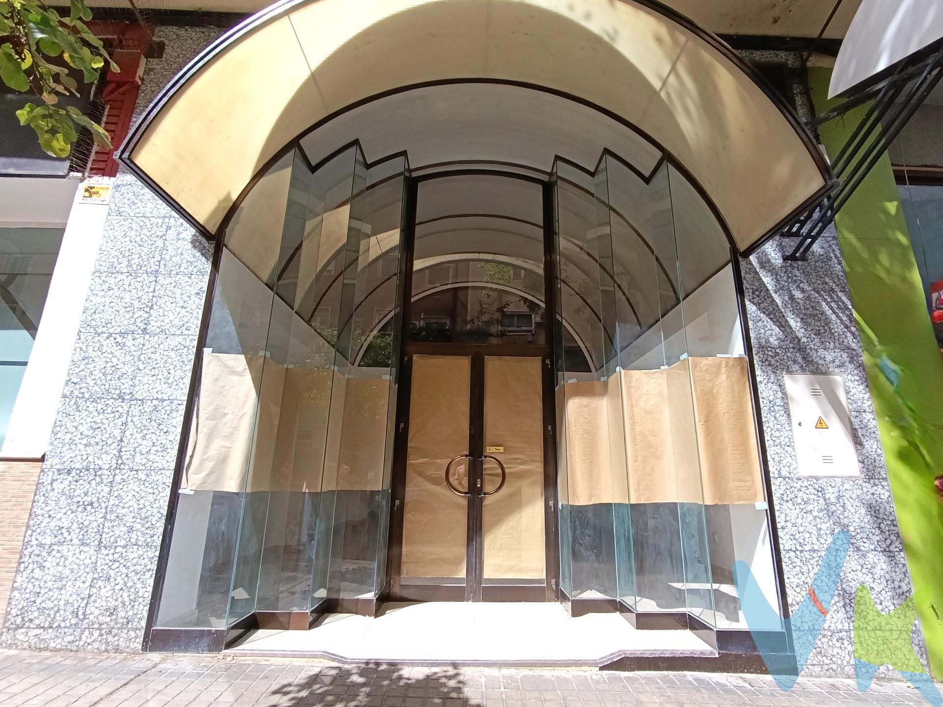 CALLE BONIFACIO GARCIA MENENDEZ.-JUNTO AV. TENOR FLETA- ¡Excelente oportunidad para emprender! Si estás buscando un local completamente reformando donde poner en marcha tu negocio, este espacio puede ser justo lo que necesitas. Local comercial de 57 m² útiles, totalmente reformado, situado en una zona muy comercial, con gran visibilidad y movimiento. El local se encuentra preparado para comenzar una nueva actividad y dispone de cuarto de baño, además de un práctico altillo de 38 m², perfecto como almacén, despacho o espacio de uso personal. Una superficie adicional que ofrece muchas posibilidades y permite aprovechar al máximo el inmueble. Su excelente estado, junto con su ubicación y distribución, hacen de este local una opción ideal para quienes buscan empezar un negocio sin tener que afrontar una reforma importante. Una oportunidad para dar el paso y convertir tu proyecto en realidad en un espacio versátil, reformado y con muchas posibilidades. No dejes de ver la visita virtual 360º donde podrás ver con todo detalle este local. Gastos e impuestos no incluidos. A título orientativo, en segundas transmisiones, el comprador abonará: Impuesto sobre Transmisiones Patrimoniales (ITP), tipo general en Aragón al 8% (*). Base de cálculo: mayor valor entre precio de compraventa o valor de referencia catastral. Gastos de Notaría y Registro: Aranceles variables según precio, número de copias y complejidad; cálculo según tarifas normativas. Si se precisa hipoteca: Tasación, condiciones y costes bancarios según entidad elegida por el comprador; así como gastos de gestoría y cualesquiera otros inherentes a la compraventa. No se incluyen otros gastos o tributos que puedan por Ley corresponder al comprador. Operación sujeta a doble mediación. Existen honorarios a cargo del comprador, salvo pacto en contrario, no incluidos en PVP. El consumidor conforme a la normativa vigente podrá solicitar información y documentación adicional relativa al inmueble, sus características, condiciones de la operación y del servicio de mediación en la oficina y/o a través de nuestro teléfono de contacto o mail. La agencia actúa exclusivamente como intermediaria en la compraventa, cuyas condiciones, en todo caso, estarán sujetas a la aceptación expresa del vendedor del inmueble y posterior formalización del contrato. La información suministrada se corresponde con la disponible a la fecha de publicación, pudiendo variar en función de las circunstancias o actualizaciones legales, contractuales y fiscales. Anuncio de carácter meramente informativo. Para una información exhaustiva sobre el funcionamiento, tipos impositivos y bonificaciones del ITP en Aragón, puede consultar el portal oficial de la Agencia Tributaria Autonómica. Tarifas notariales y registrales reguladas en el Anexo I del Real Decreto 1426/1989 y Anexo I del Real Decreto 1427/1989, respectivamente. Anuncio no vinculante, puede contener errores.