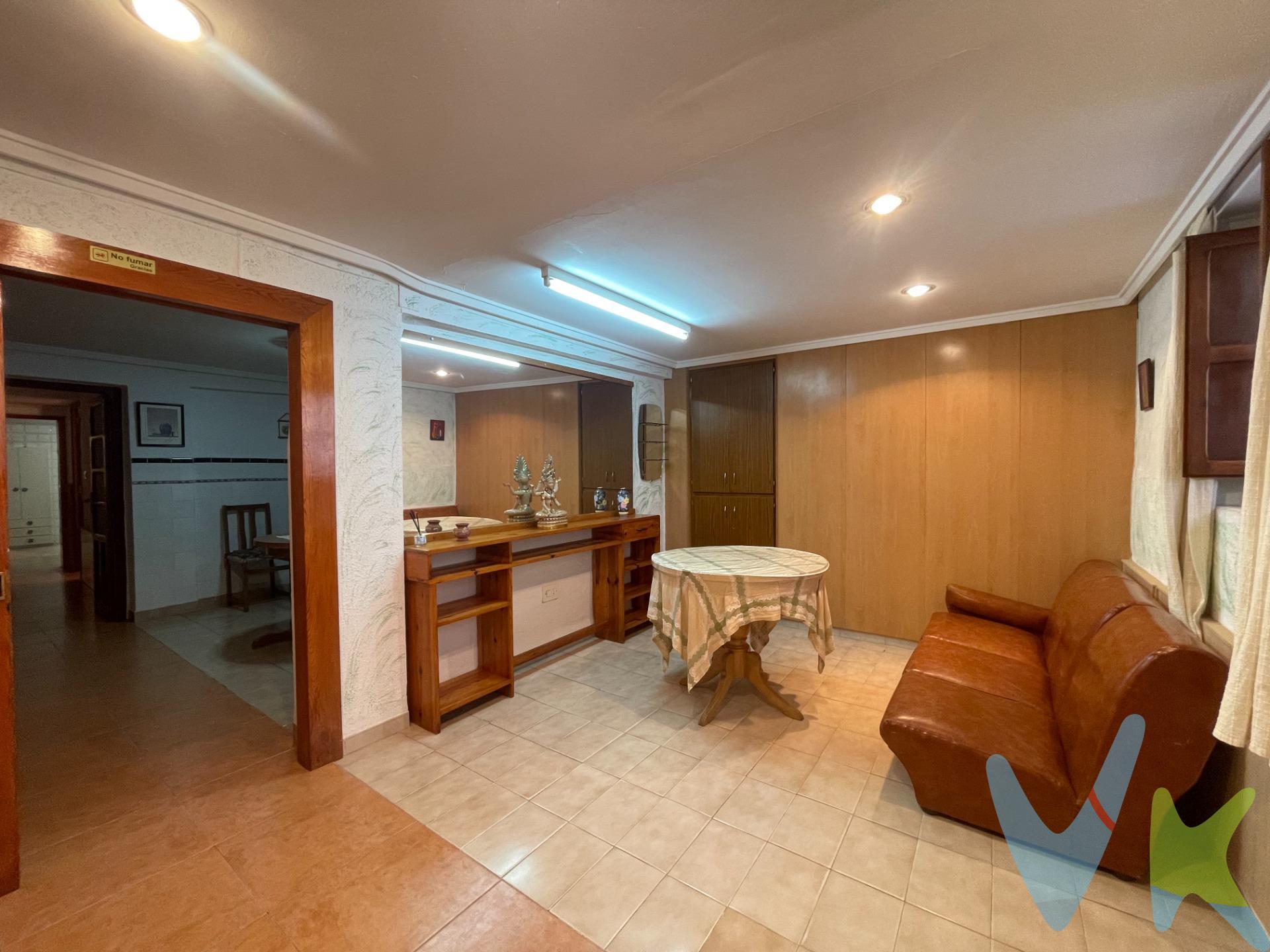 Descubre el encanto de la vida tranquila en el corazón de Chera, una preciosa localidad valenciana rodeada de naturaleza, donde el tiempo parece detenerse y cada día invita a disfrutar. Este acogedor pueblo ofrece un entorno ideal para desconectar, con múltiples opciones para los amantes del aire. libre: rutas de senderismo, zonas de escalada y un hermoso pantano donde podrás pescar o incluso navegar. Un lugar perfecto tanto para vivir todo el año como para escapadas inolvidables. En plena Calle Mayor, se encuentra esta magnífica casa de pueblo de tres plantas, llena de posibilidades y lista para entrar a vivir. A pie de calle, la vivienda nos recibe con una amplia entrada que da paso a una sala de estar, perfecta para recibir visitas con comodidad e independencia del resto del hogar. En esta misma planta encontramos un luminoso salón comedor, una habitación doble, una espaciosa cocina con salida a galería para tender, y un baño completamente reformado con plato de ducha. Una distribución pensada para hacer vida diaria sin necesidad de subir escaleras. La segunda planta alberga cuatro habitaciones adicionales y un aseo, ideal para familias numerosas o para recibir invitados con total comodidad. En la última planta, la casa sorprende con una amplia buhardilla diáfana, reformada con gusto, techos altos, tejado nuevo y resistentes viguetas de hormigón. Desde aquí se accede a una encantadora terraza trasera, perfecta para disfrutar de noches relajadas, barbacoas en familia o momentos de sol en total privacidad. Una vivienda con alma, espacio y un entorno inigualable. VENTA:. PVP 94.000€. Gastos e impuestos no incluidos en el precio. La compra conlleva impuestos y gastos de formalización para el comprador. A título orientativo se informa que en segundas transmisiones el ITP con carácter general en Valencia es del 10%, pudiendo existir otros tipos impositivos atendiendo a las circunstancias personales del comprador u otras circunstancias previstas legalmente. Base imponible del impuesto el mayor valor entre el precio de compraventa, la tasación o el valor de referencia catastral. En cuanto a los gastos de notaría y registro, en su caso, suelen oscilar aprox. entre 1,5% y 2,5% (aranceles variables según precio, n.º de copias y complejidad). El comprador elige notario. Si el comprador precisase de hipoteca: tasación, condiciones y costes bancarios serán según entidad elegida por el comprador, así como los gastos de gestoría, y cualesquiera otros gastos inherentes a la formalización de la compraventa que legalmente correspondan a la parte compradora, salvo pacto expreso en contrario con el vendedor. El consumidor tiene, conforme a la normativa vigente, a su disposición información y documentación adicional relativa al inmueble y condiciones de la compraventa, que podrá ser consultada en C/Joaquín Costa 4, bajo 46005 Valencia o urbe2@remax.es. Honorarios de mediación inmobiliaria a cargo del COMPRADOR: (3% del precio final de venta más IVA (21%), salvo otro pacto.); y de VENDEDOR (según acuerdo con el mismo). Se informa al consumidor que la agencia actúa como intermediaria inmobiliaria en la operación, estando cualquier eventual compraventa y sus condiciones sujeta a la aceptación expresa del propietario-vendedor y a la posterior formalización del correspondiente contrato.