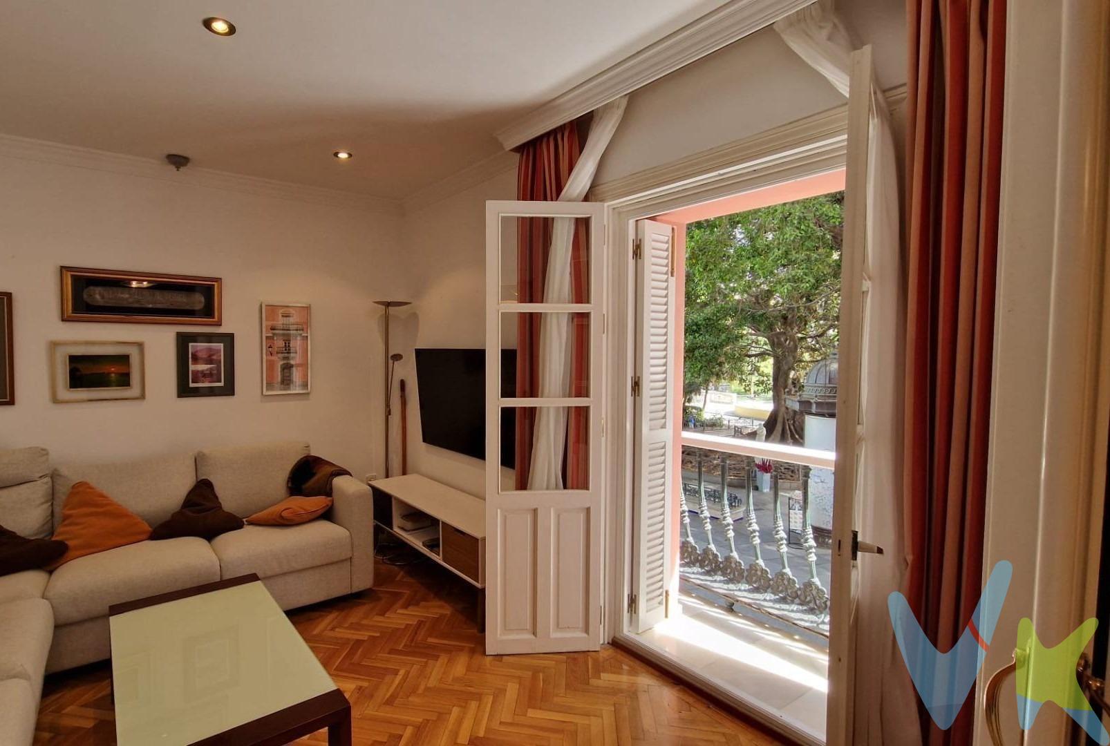 Esta fabulosa propiedad inmobiliaria se encuentra ubicada en una primera planta del edificio con ascensor de una finca señorial totalmente rehabilitada y con un encanto especial que te dejará maravillado/a desde que entres en el edificio. . La vivienda dispone de un hall de entrada que da acceso a su amplio y señorial salón-comedor independiente,  gran cocina (también independiente) en el que poder reunir a toda la familia al rededor de la mesa en fantásticas veladas, cuatro dormitorios (dos de ellos dobles) siendo el principal tipo suite con baño  equipado con placa de ducha, y con la ventaja de un segundo cuarto de baño con bañera para tu familia o invitados. Y si a ello le unimos que tanto el salón, uno de sus dormitorios (actualmente en uso de salón secundario) y la cocina tienen vistas a la plaza de Mina que te dejarán maravillado/a, la hacen auténticamente especial y ÚNICA. . El entorno donde está situada es ideal, ya que tiene unas una de las mejores ubicaciones de la ciudad, en una de las más bonitas y típicas plazas del centro histórico. Además podrás encontrar cerca todo lo que necesites para tu vida cotidiana como supermercados, farmacias así como otros negocios variopintos que facilitarán tus compras diarias o permitirán tener tus necesidades cubiertas sin desplazarte demasiado lejos. . En definitiva un sueño de Hogar para tu familia, que ahora puedes hacer realidad. Si estás interesado(a) pero tienes otra casa/propiedad previamente adquirida no te preocupes, cuenta con nuestra ayuda profesional para ayudarte conseguir venderla rápidamente. Impuestos, honorarios y gastos derivados de la compraventa no incluidos en el precio. El consumidor tiene a su disposición la Ficha Informativa de la Vivienda conforme a la normativa vigente. ✔ Contamos con Seguro de Caución y Responsabilidad Civil para la plena garantía de nuestros clientes. ✔ Más de 28 años de experiencia avalan nuestra trayectoria, profesionalidad y compromiso. Periodo de validez: hasta el 31/12/2026. 