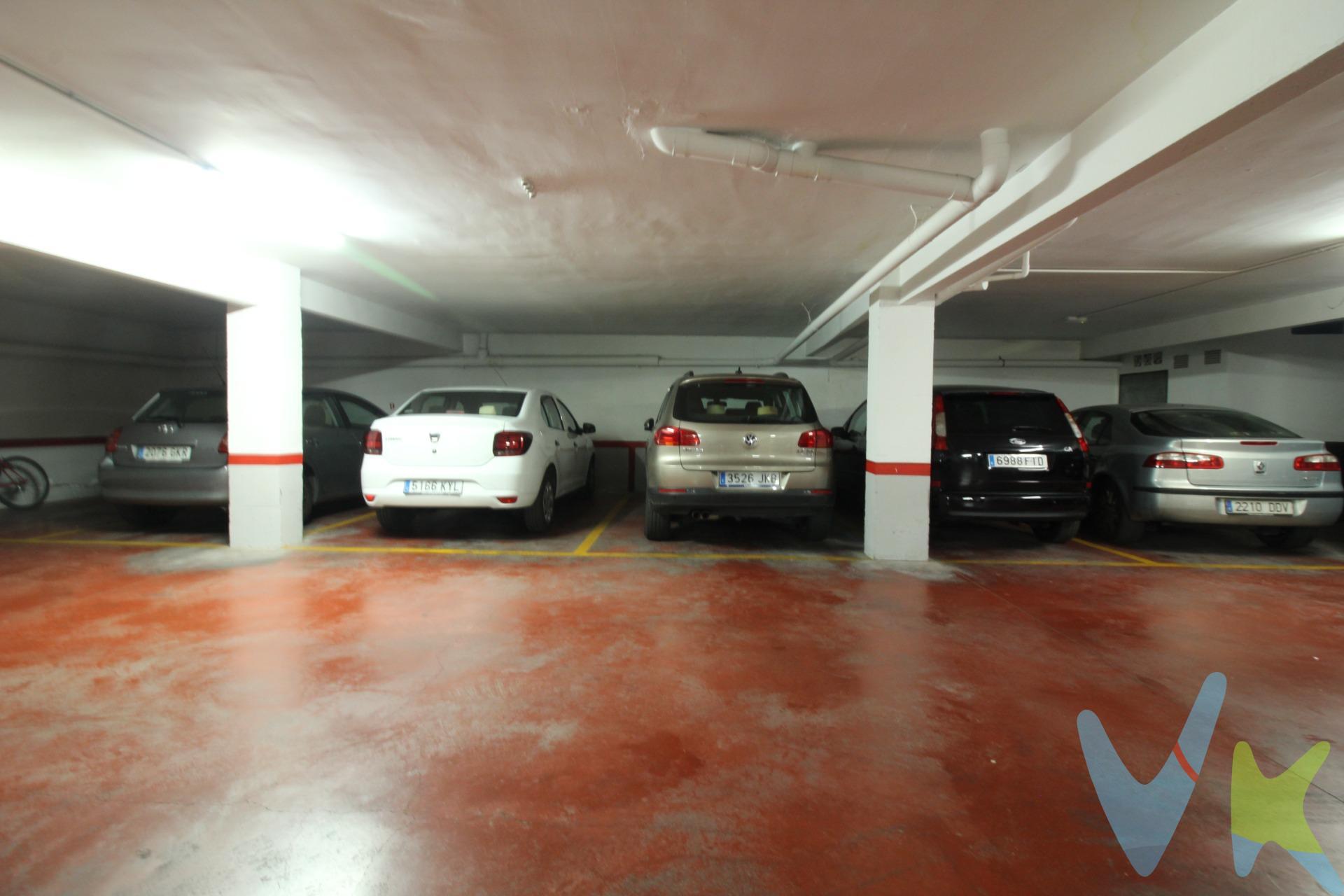 Parking para coche grande, localizado a 100 m. de los Juzgados de Vilanova i la Geltrú. Características Edificio-Garaje. Se trata de un garaje amplio, con puerta motorizada y rampa cómoda que hace que el acceso y desplazamiento por su interior sea de facil maniobrabilidad. El edificio fue construido en 1986 y se encuentra en buen estado de conservación y mantenimiento. El parquing se encuentra en la planta sótano del edificio y la plaza tiene unas mediads aproximadas de 2,75x4,65 m. . Información del Municipio. Vilanova i la Geltrú es la capital de la comarca del Garraf, situada a medio camino entre las principales áreas metropolitanas (a 40 km. de Barcelona y 45 de Tarragona), con una extensión total de 33,5 km2 y una población de unos casi 70.000 habitantes. Su localización privilegiada, junto al macizo del Garraf, le proporciona un micro clima especial que le permite disfrutar de muchas horas de sol a lo largo de todo el año. Ciudad de aire familiar con tradición agrícola y pesquera, dispone de todos los servicios y comodidades de una gran ciudad sin los agobios y estrés diario de las mismas. Dispone de infraestructuras náuticas y de ocio: puerto deportivo, playas, paseo marítimo, campo de golf.. La oferta comercial y cultural es muy variada y completa, con tiendas de todo tipo, museos de fama nacional como el Víctor Balaguer (arte catalán del romanticismo), o de tecnología, como el del Ferrocarril; cuenta con una programación estable de teatro, música, cine y festivales de música. Así mismo, ofrece una gastronomía rica y variada muy importante y reconocida al igual que sus carnavales y otras fiestas populares muy variadas. También dispone de universidad UPC y numerosas escuelas de gran prestigio ubicadas en la zona. En el precio de venta no se incluyen los impuestos que se deriven de la compraventa, así como gastos notariales, gestoría y registrales que legalmente, correspondan por ley. . VEN A VERLO, LLAMANOS PARA CONCERTAR UNA VISITA!!. 