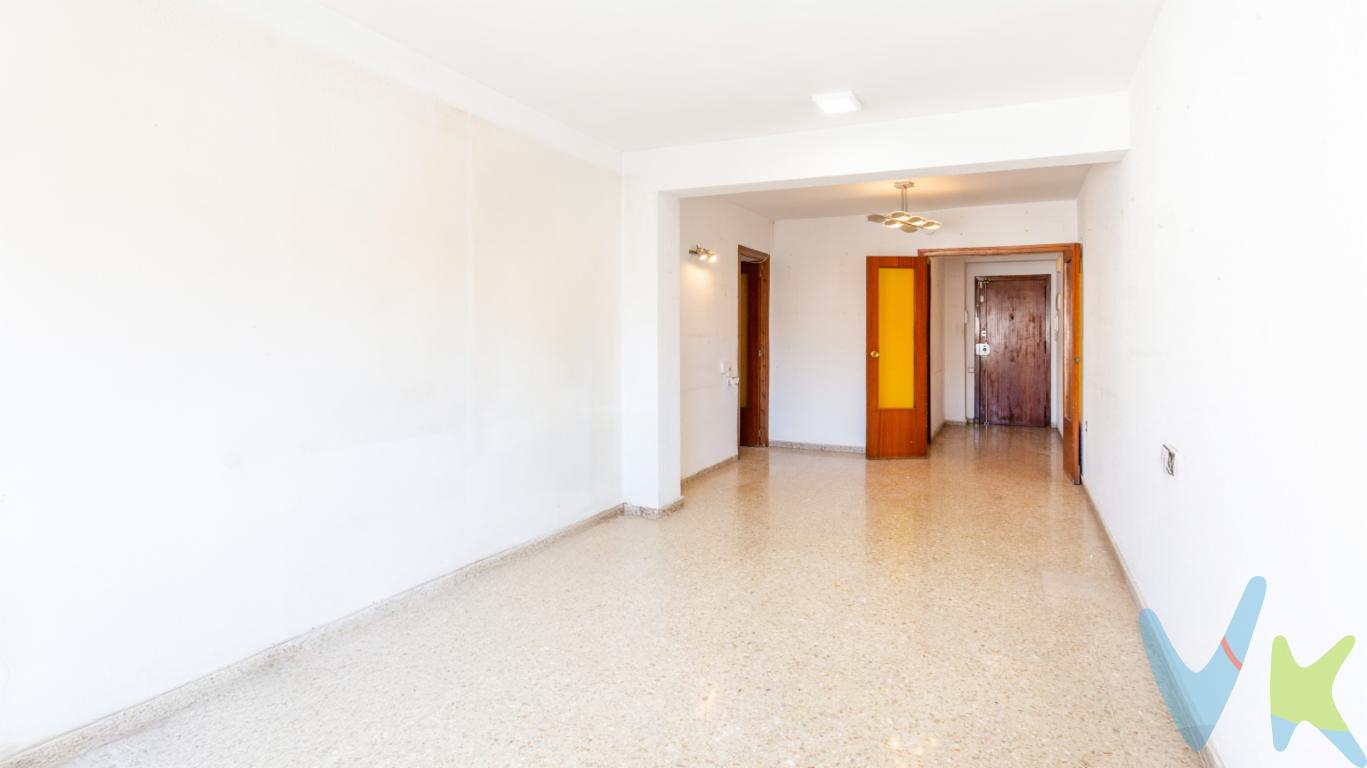  ¡Oportunidad única de adquirir un espectacular piso en Valencia! En una excelente ubicación, específicamente en la vibrante zona de La Saidia - Sant Antoni, se encuentra este magnífico piso en venta. Vivienda con acceso directo desde Avenida Primado Reig, ubicada en una zona estratégica y bien comunicada. Aunque la entrada se realiza por la avenida principal, la vivienda tiene orientación y vistas a la Plaza del Profesor Tierno Galván, lo que garantiza mayor tranquilidad y luminosidad.Ideal para familias numerosas o para aquellos que disfrutan del espacio, esta propiedad ofrece una amplia distribución a lo largo de sus 113 metros útiles.Ubicado en la sexta planta de un edificio con vistas encantadoras de la ciudad, este piso construido en 1975 combina la solidez de las edificaciones tradicionales con las comodidades modernas. La propiedad se distribuye en cinco habitaciones, garantizando suficiente espacio para cada miembro de la familia o para configurar oficinas o espacios de recreo adicionales. Además, cuenta con un total de 124 metros construidos, asegurando un confort inigualable y una amplitud que no dejará indiferente a ningún visitante.La conveniencia es un punto fuerte de este piso ya que el edificio dispone de ascensor, facilitando el acceso a la vivienda desde el garaje privado que forma parte del atractivo de esta oferta. Tener un garaje en una ciudad como Valencia representa un valor añadido incomparable, permitiéndole manejar su movilidad de manera cómoda y segura.La conexión con el transporte público es otro de los atractivos destacados de esta propiedad. A solo unos pasos, se encuentra una estación de metro que le permitirá desplazarse eficientemente por toda la ciudad. Asimismo, las paradas de autobús cercanas ofrecen rutas directas a diversas partes de Valencia, haciendo de esta ubicación un nudo estratégico para sus desplazamientos diarios.El estilo y la funcionalidad se unen en este inmueble que, con una planificación diseñada para optimizar cada metro cuadrado, proporciona un flujo armonioso desde el recibidor a las diferentes áreas de la casa. Los espacios principales cuentan con abundante luz natural, generando ambientes acogedores y cálidos. Las amplias ventanas no solo inundan las estancias de luz, sino que también ofrecen impresionantes vistas de los alrededores, convirtiendo cada habitación en un rincón especial.Destacamos las mejoras en infraestructura del edificio y el mantenimiento constante que ha recibido con el paso de los años, manteniéndose en excelente estado y aportando a la calidad de vida dentro de la comunidad vecinal. El vecindario de La Saidia - Sant Antoni es conocido por su ambiente tranquilo, familiar y lleno de vida, con una gran variedad de tiendas, servicios y restaurantes que amplían las opciones de ocio y entretenimiento solos unos pasos de su hogar.Las dimensiones generosas y la distribución atractiva de este piso ofrecen múltiples oportunidades para decorar a su estilo personal y adaptarlo completamente a sus necesidades. Es un lienzo en blanco esperando ser transformado en la casa de sus sueños.Es este el inmueble ideal que combina amplitud, ubicación céntrica y servicios, llamando a inversionistas y compradores que valoran tanto la calidad de vida como el potencial de revalorización. No deje pasar la oportunidad de visitar este piso, que promete ser el espacio perfecto para su hogar. Descubra su próximo hogar y experimente en persona todo lo que esta propiedad tiene para ofrecerle. ¡Contáctenos hoy mismo para programar una visita y sorprenderse con este rincón especial en el corazón de Valencia!_____________ La comercialización del presente inmueble se realiza en régimen de exclusiva, garantizando a la propiedad una gestión profesional, coordinada y sin interferencias externas. Trabajamos bajo el modelo de exclusiva compartida, colaborando activamente con otras agencias y profesionales que representen a posibles compradores o arrendatarios, con el objetivo de maximizar la difusión y las oportunidades de cierre.Por respeto a la propiedad y a sus ocupantes, se ruega no molestar directamente a propietarios o inquilinos. Para cualquier información adicional, concertar visita o plantear colaboración profesional, deberán dirigirse exclusivamente a nuestra oficina.La información contenida en este anuncio (incluyendo superficies, distribución, características, imágenes, planos y precios) tiene carácter meramente informativo y orientativo, no contractual, pudiendo estar sujeta a modificaciones, errores u omisiones sin previo aviso. Las superficies indicadas son aproximadas y no tienen carácter vinculante.El precio publicado no incluye impuestos ni gastos derivados de la operación (ITP, IVA, AJD, notaría, registro, gestoría u otros que legalmente correspondan).En caso de compraventa, los honorarios de intermediación inmobiliaria no están incluidos en el precio y serán satisfechos por la parte compradora de forma independiente, salvo pacto distinto.En caso de arrendamiento, la renta indicada no incluye suministros ni otros gastos repercutibles salvo indicación expresa en el anuncio. Las condiciones económicas y jurídicas definitivas se establecerán en el correspondiente contrato conforme a la normativa vigente. Los honorarios profesionales se aplicarán conforme a la legislación en vigor en el momento de la formalización del contrato.La propiedad podrá ser retirada del mercado o modificada en sus condiciones sin previo aviso, estando la oferta sujeta a disponibilidad. Este anuncio combina fotografías reales del inmueble con imágenes generadas mediante Inteligencia Artificial y/o recreaciones digitales de carácter orientativo. Las imágenes virtuales tienen finalidad exclusivamente ilustrativa y no representan necesariamente el estado actual de la vivienda. El resultado final puede diferir en distribución, acabados, mobiliario o iluminación. La información contenida en este anuncio carece de valor contractual. 