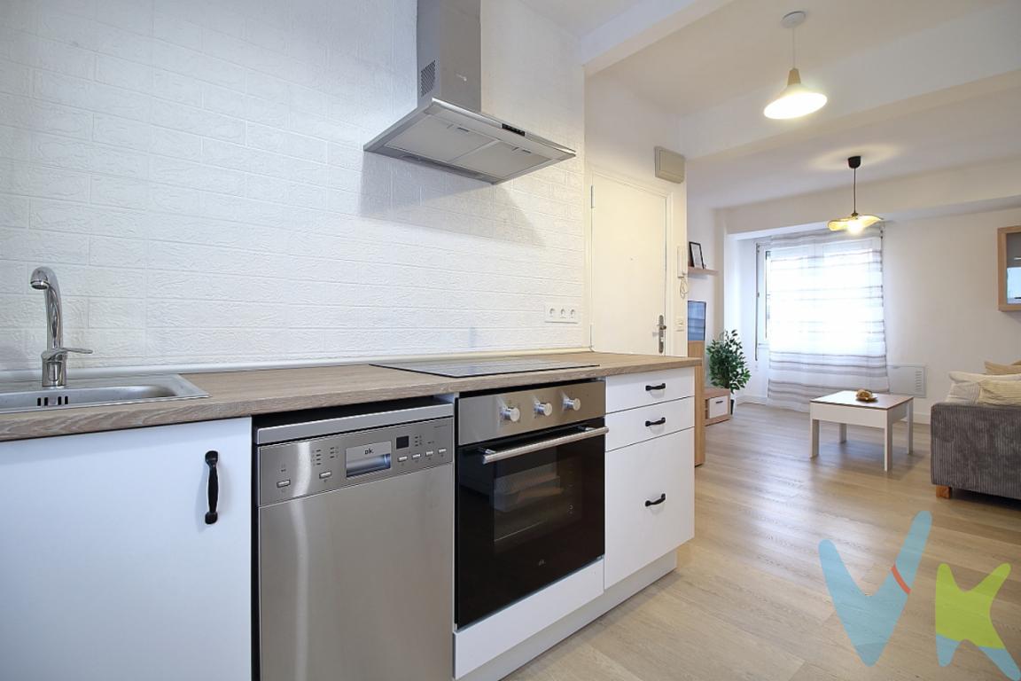 ¡Descubre tu nuevo hogar en Gijón a escasos 5 minutos a la Playa del Arbeyal. Presentamos un extraordinario piso, reformado completamente a estrenar, ubicado en la tranquila y bien conectada zona de La Calzada, una de las áreas más demandadas de la ciudad. Este inmueble está disponible en venta y es una oportunidad única que no querrás dejar pasar.Este piso ofrece un espacio optimizado. Ubicado en la planta quinta de un edificio construido en 1963 El edificio cuenta  con ascensor ( entre-planta), lo que asegura un acceso cómodo y sin esfuerzo a tu nuevo hogar.El interior de la vivienda está distribuido en tres habitaciones amplias, que ofrecen el espacio perfecto para una familia o para quienes buscan un lugar donde instalar un despacho o una habitación de invitados. Estas estancias están diseñadas para maximizar la luz natural, creando ambientes acogedores y cómodos para todos los miembros del hogar.Nada más entrar, nos llenamos de una sensación acogedora. La distribución de los espacios ha sido cuidadosamente planificada para asegurar la funcionalidad y el confort. Las zonas comunes del piso ofrecen un entorno ideal para relajarse después de un largo día o para recibir a amigos y familiares.La cocina es práctica y funcional, perfecta para los amantes de la culinaria que buscan disfrutar de preparar sus platos favoritos. Su diseño facilita las tareas diarias, haciendo que cocinar se convierta en una experiencia placentera.Las opciones de transporte en la zona son excelentes. La Calzada está bien conectada con el resto de Gijón, gracias a varias líneas de autobuses cercanas que te mantendrán conectado con cualquier punto de la ciudad. Ya sea que te desplaces por motivos de trabajo o por actividades de ocio, vivir aquí te garantiza la comodidad de tener todo a un paso.Además, la localización se encuentra en un área que ofrece todos los servicios esenciales y opciones de ocio. Desde supermercados y tiendas locales hasta cafeterías y espacios de recreación, este vecindario ofrece todo lo que necesitas para una vida cómoda y agradable y a tan solo unos minutos de la playa del ArbeyalLa cercanía a colegios y centros educativos es otro de los puntos fuertes para familias con hijos en edad escolar, así como para aquellas personas que buscan un entorno tranquilo y seguro en el que establecerse.Esta propiedad es la opción perfecta para quienes busquen un hogar acogedor en una de las zonas con mayor proyección de Gijón. No dejes pasar la oportunidad de visitarlo y descubrir personalmente todos los encantos que este piso tiene para ofrecer. Convierte esta excelente vivienda en tu futuro hogar y empieza a disfrutar de una calidad de vida superior en uno de los barrios más dinámicos y bien conectados de la ciudad.Ponte en contacto hoy mismo para concertar una visita. Descubre cómo este piso en La Calzada puede ser la mejor elección para tu nuevo inicio. ¡Te esperamos!Contamos con más de 35 años de experiencia acreditada y nuestro objetivo es garantizarle un servicio de compra humano, ético, de calidad, fácil y seguro. Nuestro equipo lo integran agentes con la titulación AIR (Agente Inmobiliario Registrado), somos CRS (Council of Residential Specialist) y API. (Agente de la Propiedad Inmobiliaria Colegiado nº248). Contamos con un seguro de Caución que nos permite garantizar el depósito de las cantidades entregadas por nuestros clientes.Te ayudamos con la financiación con las mejores condiciones hipotecarias hasta el 100%.Consulte en nuestras reseñas de Google lo que opinan los clientes que ya han trabajado con nosotros.El precio NO incluye: Impuestos, gastos de Notaría, registro y honorarios de los servicios contratados por los compradores a la Agencia Inmobiliaria.
