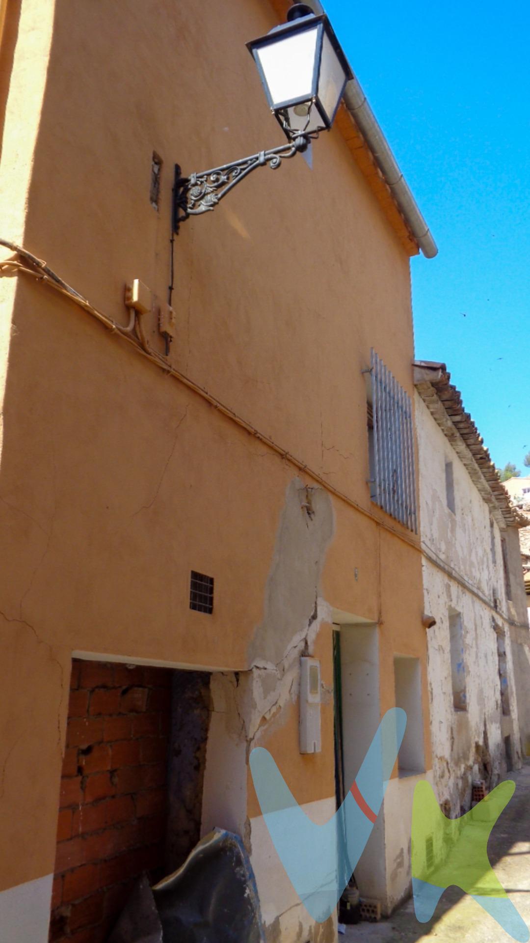 Se vende casa con vistas a la iglesia de San Miguel y la fortaleza de Jalance. Ubicada en una parcela urbana de 64 m², tienes dos opciones interesantes:. Reforma integral: transforma la estructura actual en un hogar moderno y a tu medida, conservando el encanto de esta tranquila localidad. Demolición y nueva construcción: diseña desde cero tu casa ideal en una ubicación céntrica privilegiada, adaptada completamente a tus gustos y necesidades. La edificación actual, con 235 m² construidos, se distribuye en:. Planta baja: 64 m² destinados a vivienda. Sótano: 64 m² perfectos para almacén. Primera planta: 64 m² que combinan espacio de vivienda y almacén. Segunda planta: 43 m² ideales para almacén. Descubre Jalance: naturaleza, historia y tranquilidad. Jalance, un pintoresco municipio de la provincia de Valencia, se asienta en la tranquila y acogedora comarca del Valle de Ayora. Esta localidad es un tesoro de fuentes, parajes naturales y frondosos bosques, atrayendo cada vez a más visitantes con su inmensa variedad paisajística y rincones de gran belleza. VENTA:. PVP 15.000€.  Gastos e impuestos no incluidos en el precio. La compra conlleva impuestos y gastos de formalización para el comprador. A título orientativo se informa que en segundas transmisiones el  ITP  con carácter general en  Valencia  es del  10%, pudiendo existir otros tipos impositivos atendiendo a  las circunstancias  personales del comprador u otras circunstancias previstas legalmente. Base imponible del impuesto el mayor valor entre el precio de compraventa, la tasación o el valor de referencia catastral. En cuanto a los gastos de  notaría y registro, en su caso,  suelen oscilar aprox; entre 1,5% y 2,5% (aranceles variables según precio, n.º de copias y complejidad). El comprador elige notario. Si el comprador precisase de  hipoteca: tasación, condiciones y costes bancarios serán según entidad elegida por el comprador, así como los gastos de gestoría, y cualesquiera otros gastos inherentes a la formalización de la compraventa que legalmente correspondan a la parte compradora, salvo pacto expreso en contrario con el vendedor. El consumidor tiene,  conforme a la normativa vigente, a su disposición información y documentación adicional relativa al inmueble y condiciones de la compraventa, que podrá ser consultada en C/Joaquín Costa 4, bajo 46005 Valencia o urbe2@remax.es. Honorarios de mediación inmobiliaria a cargo del  COMPRADOR: (3% del precio final de venta más IVA (21%), salvo otro pacto.); y  de VENDEDOR (según acuerdo con el mismo). . Se informa al consumidor que la agencia actúa como intermediaria inmobiliaria en la operación, estando cualquier eventual compraventa y sus condiciones sujeta a la aceptación expresa del propietario-vendedor y a la posterior formalización del correspondiente contrato.