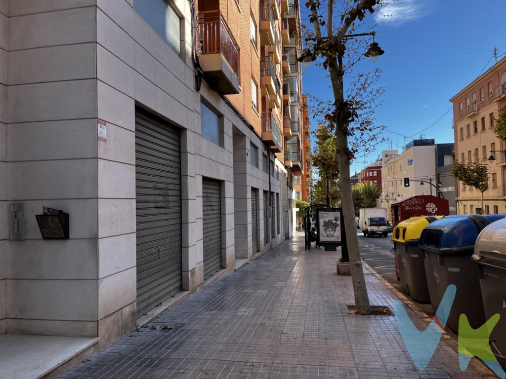 SUPEROPORTUNIDAD: Les ofrecemos cuatro amplios locales en zona aledaña al Hospital IMED San Jorge. Tienen una amplia fachada que recae a la Calle Oliver. Se pueden adquirir tanto en su conjunto (unos 900 m2 aproximadamente) como por separado, incluso combinando varios de ellos, ya que se trata de diferentes fincas registrales y se encuentran en su mayor parte de obra. Para mayor información pueden llamar a Jaime Espinosa: 629 606 864.*Gastos e impuestos no incluidos en el precio.*Este anuncio tiene carácter meramente informativo.De haber un plano, este será puramente orientativo y no vinculante. 