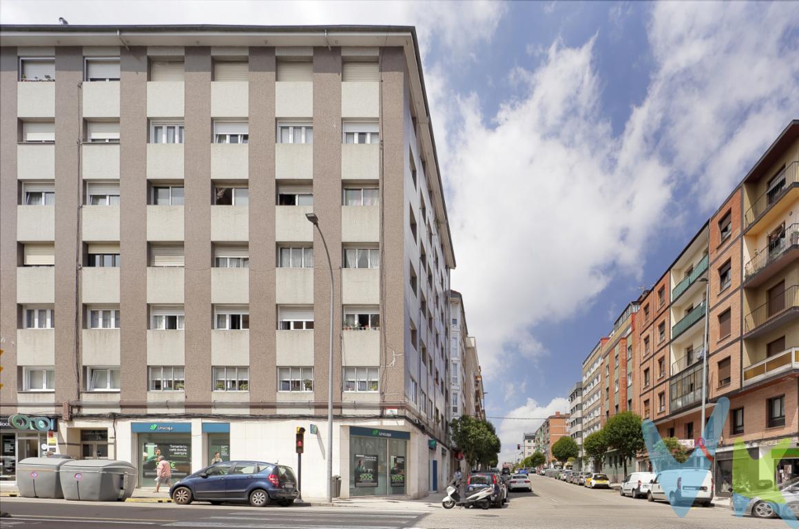  Se presenta una magnífica oportunidad de adquirir un espacioso y muy luminoso piso en el corazón de Gijón.  Con una  gran distribución, el piso dispone de tres grandes habitaciones , un baño ,despensa y gran salón comedor Los alrededores ofrecen una amplia variedad de servicios, como tiendas, escuelas, parques y restaurantes, haciendo de esta zona una opción práctica y cómoda para toda la familia. Vivir en este barrio supone disfrutar de todas las ventajas de la vida en la ciudad sin renunciar a la tranquilidad y seguridad que uno busca en su día a día.No deje pasar la oportunidad de visitar este espectacular piso. Descubra en él el potencial de convertirse en su hogar ideal, donde cada detalle ha sido pensado para ofrecer el máximo confort y calidad de vida. Contáctenos para concertar una visita y permítase el placer de conocer esta excepcional oportunidad inmobiliaria.Honorarios de intermediación inmobiliaria a cargo del vendedor y honorarios de mediación inmobiliaria del 2% más IVA a cargo del comprador.Gastos e impuestos no incluidos en el precio. A título orientativo, en segundas transmisiones, el comprador abonará el Impuesto sobre Transmisiones Patrimoniales (ITP). Para consultar los porcentajes del ITP en Asturias puede hacerlo a través de la web oficial de servicios tributarios del Principado de Asturias https://sede.tributasenasturias.es/sites/sede/default/es_ES/Que-quieres-hacer/Transmisiones-Patrimoniales-y-AJD. La base imponible será el mayor valor entre precio de compraventa, tasación o valor de referencia catastral. Gastos de notaría y registro según aranceles variables según precio, número de copias y complejidad.El comprador escoge libremente notario. El vendedor asume la plusvalía y el resto de gastos son del comprador. Si se precisa hipoteca: Tasación, condiciones y costes bancarios según entidad elegida por el comprador; así como los gastos de gestoría y cualesquiera otros inherentes a la formalización de la compraventa. De acuerdo con la ley, no se incluyen en el precio otros gastos o tributos que legalmente correspondan al comprador.El consumidor tiene derecho, conforme a la normativa vigente, a disponer de información y documentación adicional relativa al inmueble y condiciones de la compraventa, accesible en la sede física de la inmobiliaria o de correo electrónico. La agencia actúa exclusivamente como intermediaria en la operación. Cualquier compraventa y sus condiciones quedan sujetas en todo caso a la aceptación expresa del vendedor del inmueble y a la posterior formalización del correspondiente contrato. El presente anuncio tiene carácter meramente informativo; la información suministrada se corresponde con la disponible a la fecha de publicación, pudiendo variar en función de las circunstancias o actualizaciones legales, contractuales y fiscales.