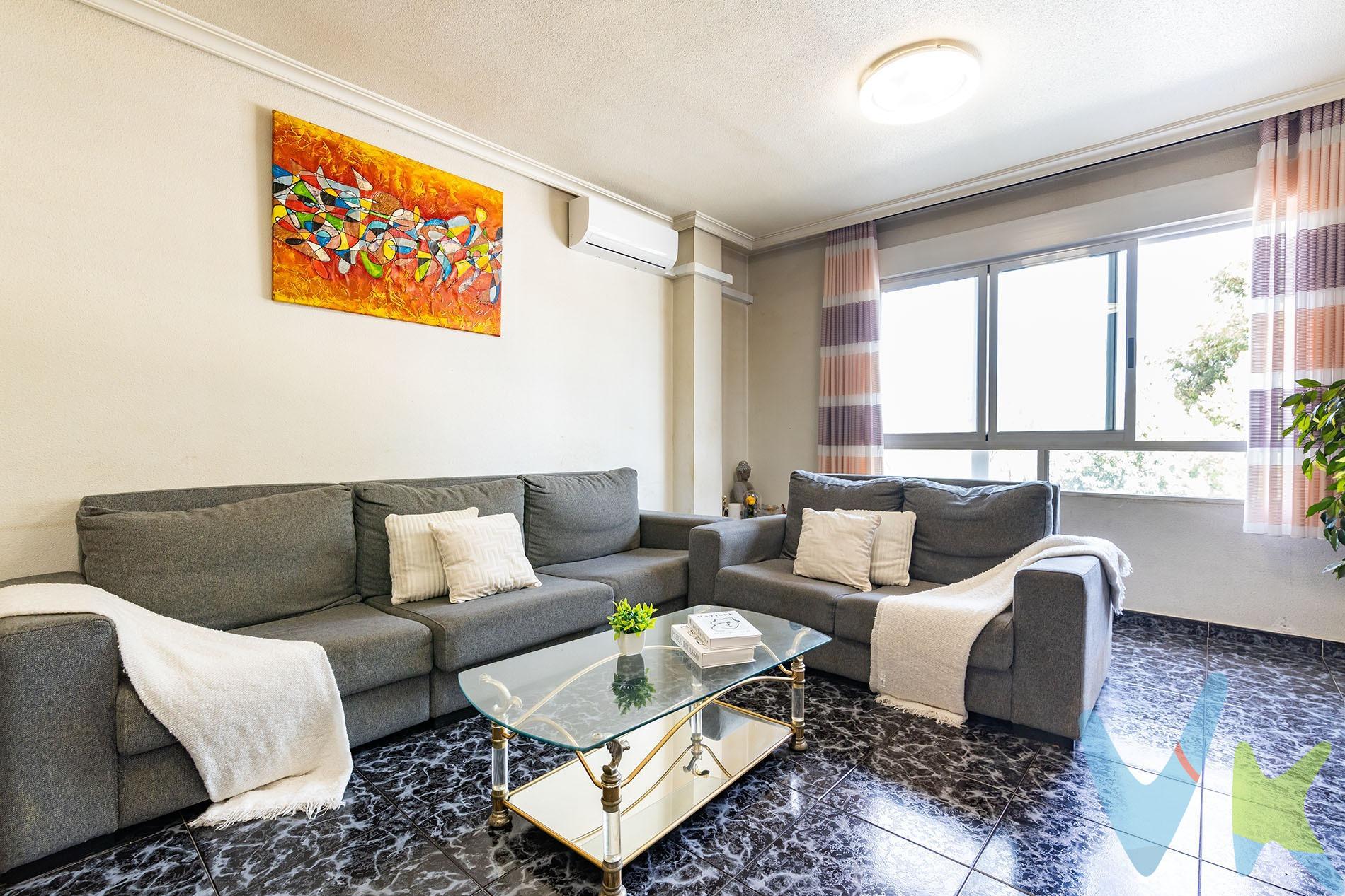Crea el hogar que siempre has soñado en este piso en Molina de Segura zona San Antonio. Sus  120 m. de superficie construída te van a aportar la sensación de espacio luminoso y amplitud que necesitas para vivir. Compuesto por 3 habitaciones, 2 baños completos, amplio salón comedor y una gran cocina con despensa y lavandería independientes, esta propiedad, en muy buen estado de conservación, está esperando tu visita para que la descubras. Las puertas son  carpintería interior de roble, la carpintería exterior es de doble cristal. La vivienda incluye una plaza de aparcamiento en el mismo edificio, con posibilidad de adquirir una tercera y un trastero. La zona, la más consolidada y activa de la ciudad, cuenta con todos los servicios necesarios para tu día a día: autobuses, céntrico, centros comerciales, centros médicos, colegios, hospitales, parques, supermercados, vistas despejadas, zona de paso, zonas infantiles, comercios, etc. Llámanos y te informaremos tanto sobre como la vivienda como de todo el proceso de compra. Para terminar te queremos comentar algo: ¡Descubre una aventura inmobiliaria que combina calidad, pasión y profesionalidad! La confianza que los propietarios han depositado en nosotros es un testimonio de nuestro compromiso en brindarte un servicio excepcional. Aquí viene el detalle especial: al contactarnos directamente, evitarás molestarlos, nosotros seremos tus intermediarios y te proporcionaremos toda la asistencia necesaria. Estamos aquí para facilitarte la documentación e información que requieras, y te prometemos un trato cálido y sin complicaciones. Te informaremos detalladamente de todos los aspectos, incluyendo gastos de la compra y honorarios de agencia que no están incluidos en el precio, para garantizar tu comodidad y tranquilidad durante todo el proceso. Esa es nuestra esencia, proporcionarte #Calma: “Estado ideal de tranquilidad que tendrás al comprar tu casa con nosotros”. Queremos que sepas que tanto la descripción del inmueble como las imágenes que ves son valiosas referencias informativas, en ningún caso tienen carácter contractual. Asimismo, el precio ha sido designado por la propiedad por lo que podría sufrir variaciones y no sería vinculante hasta que se formalice en contrato de compraventa. 