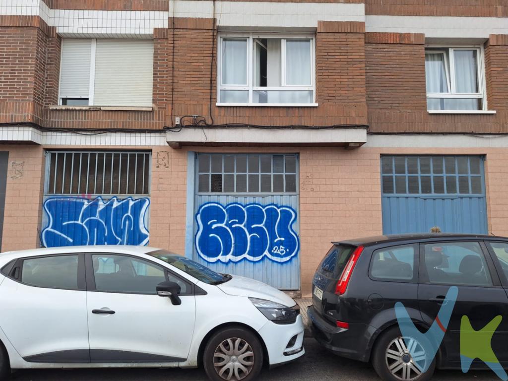 ¡Atención inversores y conductores que buscan comodidad! Presentamos una oportunidad única en el corazón de Gijón: un espacioso garaje en venta ubicado en la céntrica y dinámica zona Centro. Este garaje cuenta con una superficie total de 41 metros cuadrados, tanto construidos como útiles. Gracias a su ubicación privilegiada, garantiza fácil acceso a las principales arterias de la ciudad y está a escasos minutos de múltiples servicios y comercios. Si usted se desplaza habitualmente por Gijón, este garaje le ofrece la comodidad de tener su vehículo siempre a mano, sin las preocupaciones de buscar estacionamiento y, lo mejor de todo, en una de las zonas más activas y demandadas de la ciudad.La disposición del espacio en el garaje permite una maniobrabilidad sin esfuerzo, lo que facilita el aparcamiento incluso de vehículos de gran tamaño. Una característica destacada de esta propiedad es su cercanía a paradas de bus, lo que añade un plus de conectividad, especialmente para quienes combinan distintos medios de transporte en sus desplazamientos diarios. La zona Centro de Gijón es conocida por su vibrante actividad, rica oferta cultural y distancia peatonal a tiendas, restaurantes, y servicios necesarios para el día a día. Esto convierte al garaje no solo en un espacio práctico, sino también en un punto estratégico desde el cual se puede aprovechar la riqueza de la ciudad sin necesidad de recorrer largas distancias.No deje pasar esta ocasión de asegurar una plaza de aparcamiento en una de las zonas más vibrantes de Gijón. Es un lugar donde su vehículo estará seguro y accesible en todo momento. Asegure hoy mismo este espacio y disfrute de la tranquilidad y comodidad que brinda una inversión de esta calidad y ubicación. ¡Esperamos su llamada para mostrarle todas las ventajas de este magnífico garaje en venta!Contamos con más de 35 años de experiencia acreditada y nuestro objetivo es garantizarle un servicio de compra humano, ético, de calidad, fácil y seguro. Nuestro equipo lo integran agentes con la titulación AIR (Agente Inmobiliario Registrado), somos CRS (Council of Residential Specialist) y API. (Agente de la Propiedad Inmobiliaria Colegiado nº248). Contamos con un seguro de Caución que nos permite garantizar el depósito de las cantidades entregadas por nuestros clientes.Te ayudamos con la financiación con las mejores condiciones hipotecarias hasta el 100%.Consulte en nuestras reseñas de Google lo que opinan los clientes que ya han trabajado con nosotros.El precio no incluye gastos de notaría, registro e impuesto de transmisiones.