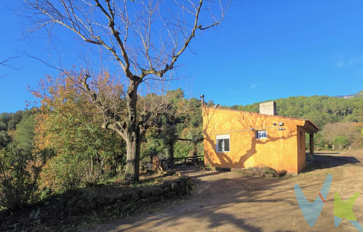FÁNTASTICA CASA AUTOSUFICIENTE EN PLENA NATURALEZA -LA SELVA DEL CAMP-. Descubre un oasis de tranquilidad a sólo 5 minutos del municipio. Esta increíble casa autosuficiente, situada entre La Selva del Camp y Vilaplana, con una superficie construida de 50m², se ubica en un terreno de  casi 2 hectáreas privadas, rodeada por la belleza natural que nos ofrecen estos bosques del prelitoral mediterráneo . Disfruta del confort moderno gracias a su reciente y potente instalación de energía solar de 5Kwh, agua proveniente de manantial propio e internet. Con certificado energético tipo A y cédula de habitabilidad, es ideal para quienes buscan vivir en armonía con el entorno sin renunciar a las comodidades actuales. El espacio cuenta además con árboles frutales, una amplia zona de huerto, áreas destinadas al almacenamiento, cuadra y varios recintos para animales y/o otros usos; perfecta para disfrutar en familia o como refugio personal lejos del bullicio urbano pero teniéndolo al alcance de su mano. Una casa, un terreno,  para aquellos que todavía les gusta  soñar despiertos. Contáctanos de inmediato, nosotros te atenderemos y mostraremos el camino hacia  él con mucho gusto, tu decidirás tu nuevo hogar y realizarás tus sueños  realidad.