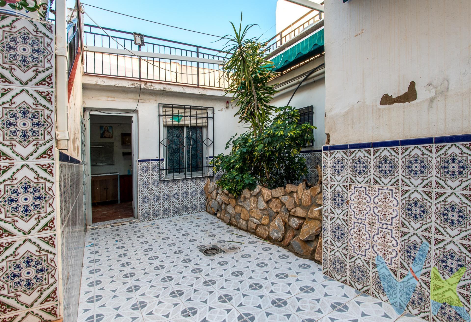 Crea el hogar que siempre has soñado en esta gran casa independiente en el barrio del Sagrado Corazón de Molina de Segura, al lado de todos los servicios, en la planta principal tiene tres habitaciones, un baño completo, salón y amplia cocina-comedor con despensa y salida directa al patio donde se encuentra un aseo y un gran trastero, subiendo las escaleras del patio nos encontramos con una terraza que da acceso a dos trasteros, la casa necesita una reforma, no lo pienses mas y pide tu cita ya. Para terminar, te queremos comentar algo: ¡Descubre una aventura inmobiliaria que combina calidad, pasión y profesionalidad! La confianza que los propietarios han depositado en nosotros es un testimonio de nuestro compromiso en brindarte un servicio excepcional. Aquí viene el detalle especial: al contactarnos directamente, evitarás molestarlos, nosotros seremos tus intermediarios y te proporcionaremos toda la asistencia necesaria. Estamos aquí para facilitarte la documentación e información que requieras, y te prometemos un trato cálido y sin complicaciones. Te informaremos detalladamente de todos los aspectos, incluyendo gastos de la compra y honorarios de agencia que no están incluidos en el precio, para garantizar tu comodidad y tranquilidad durante todo el proceso. Esa es nuestra esencia, proporcionarte #Calma: “Estado ideal de tranquilidad que tendrás al comprar tu casa con nosotros”. Queremos que sepas que tanto la descripción del inmueble como las imágenes que ves son valiosas referencias informativas, en ningún caso tienen carácter contractual. Asimismo, el precio ha sido designado por la propiedad por lo que podría sufrir variaciones y no sería vinculante hasta que se formalice en contrato de compraventa. 