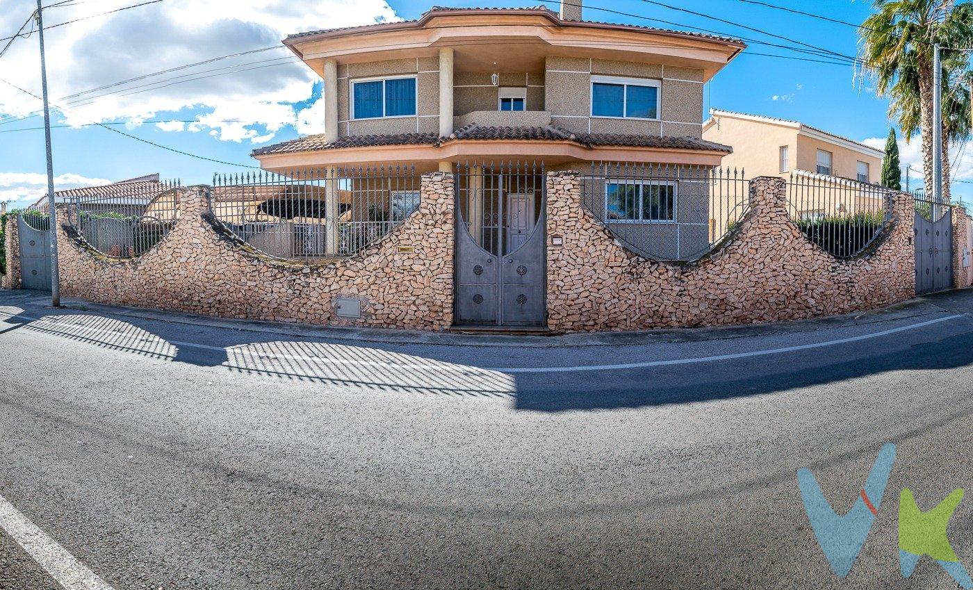 Descubre tu Nuevo Hogar en Aljucer: Chalet con Piscina y Jardín. Se vende encantador chalet unifamiliar en planta baja, con 4 dormitorios y más de 300 m² de espacio exterior. Ubicado en una tranquila zona de huerta en Aljucer, en el Camino de la Herrera 132, cerca del nuevo Lidl y rodeado del futuro Plan Parcial ZM-Br1 de Barriomar. PERFECTA PARA FAMILIAS QUE DESEAN VIVIR EN UNA ZONA TRANQUILA Y BIEN COMUNICADA CON TODOS LOS SERVICIOS. El cuarto dormitorio se encuentra en un apartamento independiente en planta sótano, que también dispone de salón, cocina americana y baño completo. SUPERFICIES. -Superficie Construida (Catastro): 310 m². -Superficie Útil (Mediciones): 256 m². -Superficie Parcela (Catastro): 437 m². -Superficie destinada a jardín: 300 m². DISTRIBUCIÓN. -Planta Baja: entrada, escaleras, salón, comedor, cocina, office, despensa, baño completo y 2 terrazas techadas. La parte delantera está a un nivel por encima de la parcela, permitiendo a gran parte del sótano tener ventanas en su parte superior. La parte trasera, que incluye el baño y una de las terrazas, está a nivel de parcela, con acceso al jardín con piscina y barbacoa. -Planta Primera: 3 dormitorios, dos baños completos (uno en suite), un balcón techado y una terraza sin techar. Ambas terrazas con acceso desde el dormitorio principal. -Sótano: dividido en dos alas con acceso independiente por el exterior. El ala izquierda tiene una amplia sala de estar, una lavandería y escaleras de acceso a la vivienda por el interior. El ala derecha tiene el apartamento independiente con salón, cocina americana, baño y dormitorio. Entre ambas alas, y sin ventana, se encuentra un trastero-bodega en bruto sin adecuar. -Zona de Aparcamiento: techada con una pérgola, con sala de caldera y máquina de la piscina, con acceso por la escalera exterior del ala izquierda. EXTRAS:. -Piscina en el jardín. -Calefacción por radiadores de agua con caldera de gasóleo. -Proximidad a autobuses, centros comerciales, centros médicos, colegios y supermercados. -Cocina equipada con muebles, fregadero, horno, vitrocerámica y campana extractora. -Barbacoa con horno y barra techados. ACCESOS: . La parcela cuenta con tres puertas en la valla principal:. -Una corredera automatizada en la parte izquierda, que da acceso a la zona de aparcamiento. -Una puerta central peatonal, frente a la escalera de entrada a la vivienda. -Una puerta de coche a la derecha, que da acceso a un pasillo exterior que llega hasta la zona trasera del jardín y desde dónde se accede al apartamento. Posibilidad de meter el coche también. Aljucer está bien comunicado mediante transporte público, con varias líneas de autobús que cubren la zona, incluyendo las líneas 6, 26 y 28. La parada de autobús más cercana está a solo 400 metros de la propiedad. Para quienes prefieren desplazarse en coche, Aljucer cuenta con buenas conexiones por carretera. Las principales vías de acceso a la ciudad están cerca, lo que permite una rápida salida hacia las autovías que conectan con otras ciudades y regiones. El Plan Parcial ZM-Br1 de Barriomar, está dentro del proyecto estratégico Conexión Sur, y permitirá la creación de un espacio verde de casi 85,000 metros cuadrados pertenecientes al futuro Parque Metropolitano Oeste. Nota:. -Los gastos de compra de la vivienda no están incluidos en el precio de venta. Consultad. -Comercializamos este inmueble en multiexclusiva compartida, y disponemos de toda la información necesaria. Se ruega no molestar a la propiedad y/o a los vecinos. -La oferta está sujeta a cambios o retirada del mercado sin previo aviso. Este anuncio en su conjunto, incluyendo textos, fotos, imágenes o cualquier otro contenido del mismo no es vinculante. Se muestra a título informativo y no contractual. -Si estás interesado en esta casa, sea particular o agente inmobiliario, contáctenos y le informamos.