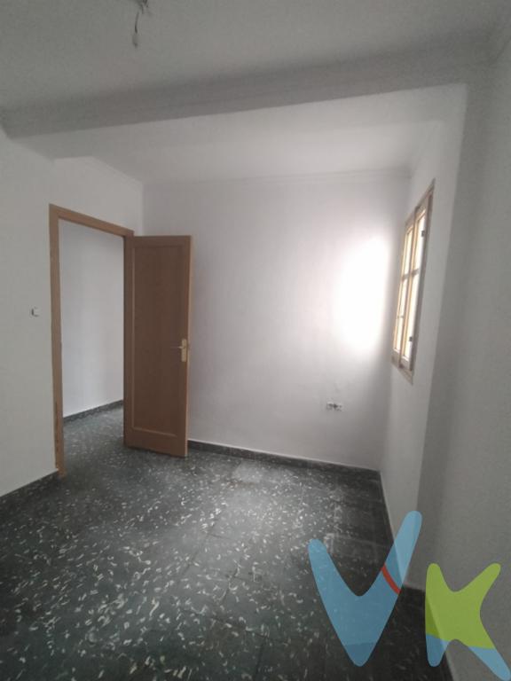 VIVIENDA CON BALCÓN Y MUCHAS POSIBILIDADES EN ALDAIA.VALENCASA pone a la venta esta vivienda situada en una tercera planta en Aldaia, en una zona consolidada con todos los servicios a tu alcance: comercios, supermercados, colegios, transporte público y zonas verdes.La vivienda cuenta con aproximadamente 60 m² construidos distribuidos en salón-comedor con salida a balcón exterior, cocina independiente, tres dormitorios y un baño completo con bañera. Gracias a su orientación este/oeste y a su altura, dispone de buena ventilación cruzada y entrada de luz natural.Se trata de una vivienda para actualizar, ideal tanto para quienes buscan diseñar su hogar a medida como para inversores que quieran obtener rentabilidad tras reforma. La finca es del año 1962 y no dispone de ascensor.Destaca por su distribución funcional, su luminosidad y su balcón exterior a fachada, además de encontrarse en una ubicación práctica y bien comunicada.Calificación energética: consumo F y emisiones E.Características principales:60 m² construidos aprox.3 habitaciones1 baño completoSalón-comedor con balcónCocina independienteVivienda exteriorOrientación este/oesteTercera planta sin ascensorFinca del año 1962Para reformar  IDEAL PARA REFORMAR Y DISTRIBUIR A GUSTO !! CONDICIONES ECONÓMICAS Y LEGALESPVP: [105.000]Gastos e impuestos no incluidos en el precio. La compra conlleva impuestos y gastos de formalización para el comprador.En las segundas o ulteriores transmisiones, el Impuesto de Transmisiones Patrimoniales (ITP) se liquidará conforme a la normativa vigente de la Comunitat Valenciana. Con carácter general, el tipo aplicable es del 10%, sin perjuicio de la aplicación de tipos reducidos del 8%, 6%, 4% ó 3% cuando concurran los requisitos legalmente establecidos para ello.La compraventa se realizará con gastos según ley, por lo que los gastos de notaría y registro de la propiedad serán asumidos conforme a lo dispuesto en la normativa aplicable. A título orientativo, dichos gastos, según aranceles oficiales, pueden situarse aproximadamente entre 400  y 800 , dependiendo del precio final y de las circunstancias de la operación.Honorarios de intermediación inmobiliaria no incluidos en el precio: 4 % más IVA sobre el precio final de venta.Se informa al consumidor que la agencia actúa como intermediaria inmobiliaria en la operación, estando cualquier eventual compraventa y sus condiciones sujeta a la aceptación expresa del propietario o vendedor y a la posterior formalización del correspondiente contrato de arras.El consumidor tiene, conforme a la normativa vigente, a su disposición información y documentación adicional relativa al inmueble, pudiendo consultarla en la agencia inmobiliaria.La información contenida en este anuncio tiene carácter meramente informativo y no contractual, pudiendo estar sujeta a errores u omisiones involuntarias.