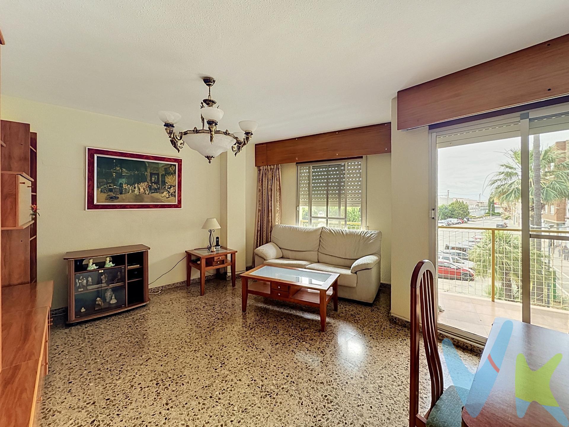 Si estás buscando el hogar perfecto para tu familia, donde la comodidad y la tranquilidad se unan, ¡deja de buscar! Este magnífico piso en Catarroja lo tiene todo para entrar a vivir y disfrutar de una vida plena desde el primer día. Ubicado en una de las mejores y más tranquilas calles del pueblo, la vivienda destaca por su excelente ubicación y su increíble luz natural. Lo que te enamorará de este piso:. Amplitud y luz: Consta de 3 habitaciones dobles, todas exteriores, equipadas con prácticos armarios empotrados para aprovechar al máximo el espacio. Zona de día: Un salón-comedor principal muy acogedor con acceso directo a un agradable balcón, perfecto para desconectar. Funcionalidad: Cocina independiente con galería/lavadero y un baño completo de gran tamaño. Comodidad total: La vivienda se encuentra en una finca cuidada que dispone de ascensor. Una ubicación privilegiada (Con todo a un paso):. Olvídate del coche. Vivirás a tan solo 150 metros de la estación de tren, lo que te conecta con Valencia en un abrir y cerrar de ojos. Además, tendrás a la vuelta de la esquina el tradicional mercado del pueblo, supermercados, colegios y farmacias. ¡Todo lo que tu familia necesita en el día a día a pie de calle!. VENTA:. PVP 185.000€. Gastos e impuestos no incluidos en el precio. La compra conlleva impuestos y gastos de formalización para el comprador. A título orientativo se informa que en segundas transmisiones el ITP con carácter general en Valencia es del 10%, pudiendo existir otros tipos impositivos atendiendo a las circunstancias personales del comprador u otras circunstancias previstas legalmente. Base imponible del impuesto el mayor valor entre el precio de compraventa, la tasación o el valor de referencia catastral. En cuanto a los gastos de notaría y registro, en su caso, suelen oscilar aprox. entre 1,5% y 2,5% (aranceles variables según precio, n.º de copias y complejidad). El comprador elige notario. Si el comprador precisase de hipoteca: tasación, condiciones y costes bancarios serán según entidad elegida por el comprador, así como los gastos de gestoría, y cualesquiera otros gastos inherentes a la formalización de la compraventa que legalmente correspondan a la parte compradora, salvo pacto expreso en contrario con el vendedor. El consumidor tiene, conforme a la normativa vigente, a su disposición información y documentación adicional relativa al inmueble y condiciones de la compraventa, que podrá ser consultada en C/Joaquín Costa 4, bajo 46005 Valencia o urbe2@remax.es. Honorarios de mediación inmobiliaria a cargo del COMPRADOR: (3% del precio final de venta más IVA (21%), salvo otro pacto.); y de VENDEDOR (según acuerdo con el mismo). Se informa al consumidor que la agencia actúa como intermediaria inmobiliaria en la operación, estando cualquier eventual compraventa y sus condiciones sujeta a la aceptación expresa del propietario-vendedor y a la posterior formalización del correspondiente contrato.