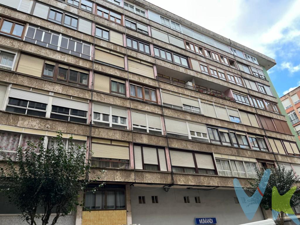 Te presentamos un piso en Santander,  situado en la Calle Leonor de la Vega, en pleno barrio de Castilla-Hermida, a escasos 60 metros de la Calle Marqués de la Hermida y de la Calle Castilla, una zona cómoda y muy bien comunicada. La vivienda se distribuye en tres dormitorios, una amplia cocina con un trastero, salón, recibidor, baño y un balcón con acceso desde dos de los dormitorios. El edificio  de siete alturas, cuenta con ascensor, lo que aporta un extra de comodidad en el día a día.Además, una de las grandes ventajas de esta ubicación es que tienes un Mercadona a solo 40 metros, perfecto para hacer la compra sin necesidad de desplazarte lejos.Se trata de un piso ideal tanto para vivir como para invertir, en un entorno con todo tipo de servicios, comercios, transporte público y vida de barrio.