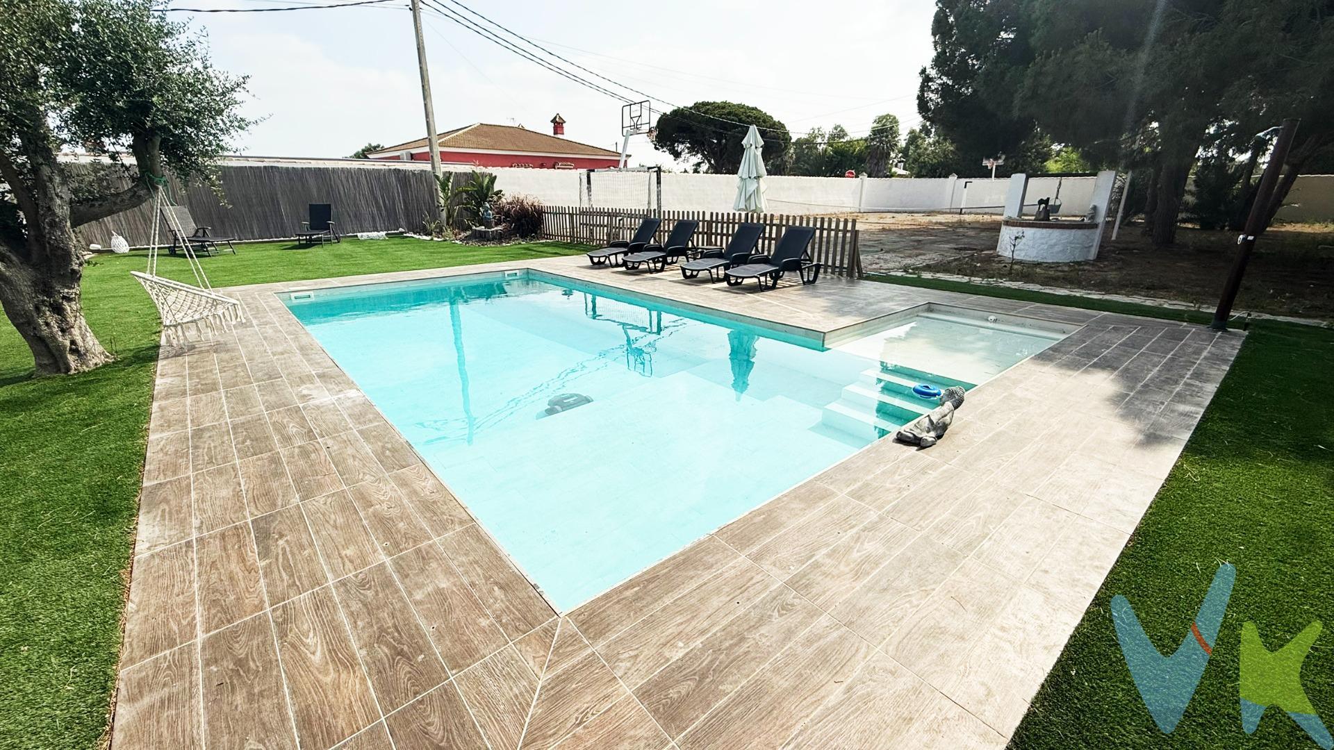 En La Coquina, Chiclana de la Frontera, te espera un chalet que invita a vivir despacio y disfrutar de cada momento. Sus 123 m² construidos (110 m² útiles) se distribuyen de forma cómoda y funcional: cuatro dormitorios, un baño y un salón donde la luz de la tarde entra a raudales gracias a su orientación oeste, dejando vistas directas a la piscina. Reformada con cuidado, la vivienda ofrece el confort de ventanas Climalit y un ambiente acogedor en cada estancia. Como complemento, una cabaña independiente de madera abre un mundo de posibilidades: desde un espacio de trabajo creativo hasta una sala de ocio o un refugio personal. En el exterior, la parcela de más de 2.300 m² es un pequeño universo privado: piscina, zona chillout con barbacoa y una pista multideportiva para tenis, fútbol o baloncesto. Todo rodeado de un entorno tranquilo donde cada reunión familiar o encuentro con amigos se convierte en un recuerdo inolvidable. Un hogar pensado para quienes valoran el contacto con la naturaleza sin renunciar a la comodidad de tenerlo todo a mano. ¿Lo vemos juntos? Llámanos y déjate sorprender por lo que este lugar puede ofrecerte.  Chalet con 123 m² construidos (110 m² útiles), ubicado en parcela de 2.335 m² aprox., y que consta de 4 habitaciones dobles y  una habitación sencilla, salón, cocina, baño y una habitación externa de madera. Informamos a nuestros clientes de que los gastos de Notaría, Gestoría, Impuestos y los honorarios de la agencia no están incluidos en el precio. A su vez, disponemos del Documento Informativo Abreviado de la propiedad (Según Decreto 218/2005, del 11 de Octubre) y de Seguro de Caución, para la protección del dinero entregado como señal para la Reserva de una vivienda. 
