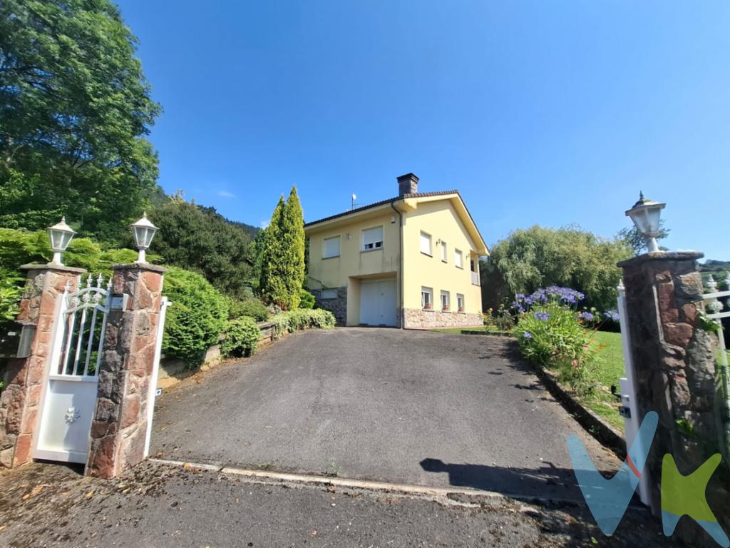 ¡Descubre la casa de tus sueños en La Collada, un lugar donde la tranquilidad y la comodidad se unen para ofrecerte una calidad de vida excepcional! Construida en el año 1994, esta propiedad destaca no solo por su sólida estructura, sino también por su diseño bien pensado que maximiza cada espacio. En la planta baja, inicialmente como garaje y zona de recreo,  se puede convertir en amplias estancias ya que tiene instalaciones y muchas ventanas si se desean hacer mas habitaciones en la vivienda,  tiene muchisima luminosidad y una vistas especiales de toda la finca.  En esa planta baja se encuentra un baño completo, una despensa, y una zona de equipamientos y almacenaje.En la planta primera de la casa, se encuentran  dos habitaciones que aseguran el máximo confort para cada miembro de la familia. Todas ellas son amplias, con grandes ventanales que ofrecen unas vistas maravillosas del entorno natural que rodea la propiedad y con buenos armarios empotrados, tambien tiene cuarto de baño con ventana, una cocina equipada con expectaculares vistas a un entorno inigualable  y un amplio salón con salida a terraza  y también una acogedora chimenea para los dias de invierno.El exterior es otro de los grandes atractivos de esta propiedad. La parcela de generosas dimensiones que rodea la casa es el lugar perfecto para disfrutar del aire libre, ya sea leyendo un buen libro en el porche, organizando una barbacoa en el jardín o simplemente disfrutando del sol. Todo el espacio exterior ha sido cuidadosamente diseñado para ofrecer privacidad y armonía con el paisaje natural.Esta casa no solo ofrece un hogar, sino un estilo de vida. La ubicación en La Collada te proporciona la paz de un entorno rural, mientras que su proximidad a servicios y comodidades modernas garantiza que no tendrás que sacrificar nada. Accesos cómodos y bien comunicados te permitirán desplazarte con facilidad, ya sea para trabajar, estudiar o disfrutar de las ofertas culturales de la región.Esperamos que este anuncio despierte tu curiosidad y te animamos a visitar esta magnífica casa en La Collada. Una visita te permitirá apreciar personalmente todo lo que esta propiedad tiene para ofrecerte. No pierdas la oportunidad de hacerla tuya y disfrutar de todos sus encantos cada día. ¡Te esperamos para mostrarte lo que podría ser tu próximo hogar!Observaciones públicas:Según la Ley 10/2025, de 28 de diciembre, se informa que los gastos e impuestos que conlleva la adquisición no están incluidos en el precio indicado:El vendedor asume la plusvalía y el resto de gastos son del comprador.Segundas transmisiones, el comprador abona el Impuesto sobre Transmisiones Patrimoniales (ITP). Puede consultar toda la información en el siguiente enlace: https://sede.tributasenasturias.es/sites/sede/default/es_ES/Que-quieres-hacer/Transmisiones-Patrimoniales-y-AJD. La base imponible que se toma para el cálculo será el mayor valor entre precio de compraventa, tasación o valor de referencia catastral.El comprador escoge la notaría. Los gastos de Notaría están regulados en el Anexo I, del Real Decreto 1426/1989, de 17 de noviembre, por el que se aprueba el arancel Notarial y los gastos de Registro según el arancel oficial establecido en el Anexo I, del Real Decreto 1427/1989, de 17 de noviembre, los aranceles varían en función del precio, número de copias y complejidad. Los gastos de Gestoría por la tramitación administrativa de la compraventa, presentación, liquidación de impuestos y la inscripción en el Registro de la Propiedad, serán de la parte compradora, en caso de que decida encargar dichos trámites a un profesional, su importe varía en función del profesional o entidad designada para su realización. Si el comprador necesita préstamo hipotecario, la tasación, condiciones y costes bancarios según entidad elegida por el comprador; así como los gastos de gestoría y cualesquiera otros inherentes a la formalización de la compraventa serán de su cuenta, salvo pacto expreso en contrario con el vendedor..Honorarios de intermediación inmobiliaria a cargo del vendedor.Conforme a la normativa vigente, el consumidor tiene derecho a disponer de información, documentación y condiciones de la compraventa relativa al inmueble, en la sede física de Los Arcos 98, SL en Avenida de la Costa, nº 53  bajo en Gijón, o a través de nuestro correo electrónico, inmobiliaria@grupolosarcos.es. La agencia actúa exclusivamente como intermediaria en la operación, las condiciones de la compraventa están sujetas a la aceptación expresa del vendedor y a la posterior formalización del correspondiente contrato. El presente anuncio es meramente informativo y la información facilitada corresponde a la disponible en la fecha de publicación, pudiendo variar en función de circunstancias legales, contractuales o fiscales.