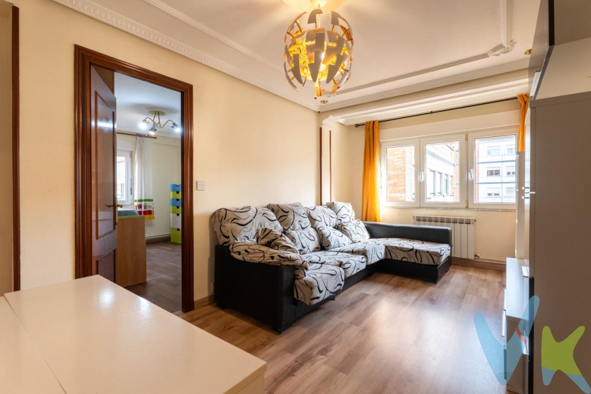 ¿Buscas un piso dónde sentirte en casa desde el primer día? En la calle La Paz, a un paso del Parque de Versalles, te espera esta vivienda con alma y en un excelente estado de conservación, pensada para disfrutar sin preocuparte por reformas.Con tres dormitorios amplios, un salón lleno de luz, cocina independiente, baño completo y una despensa perfecta para mantener el orden, este piso te ofrece espacio, comodidad y calidez a partes iguales.Además, el edificio ya ha sido actualizado al contar con un espacioso portal reformado y ascensor a cota cero, ideal para todas las edades.En lo relativo a su emplazamiento, se encuentra en una ubicación inmejorable: zona tranquila, con todos los servicios a mano, zonas verdes cercanas y conexión rápida con el resto de Asturias.Perfecto para familias que crecen, parejas que empiezan, o quienes simplemente buscan un lugar donde vivir bien.Ven a visitarlo y siente que has llegado a casa.En el precio publicitado no se incluyen los impuestos de Transmisiones Patrimoniales ni los Gastos de Notaría y Registro.