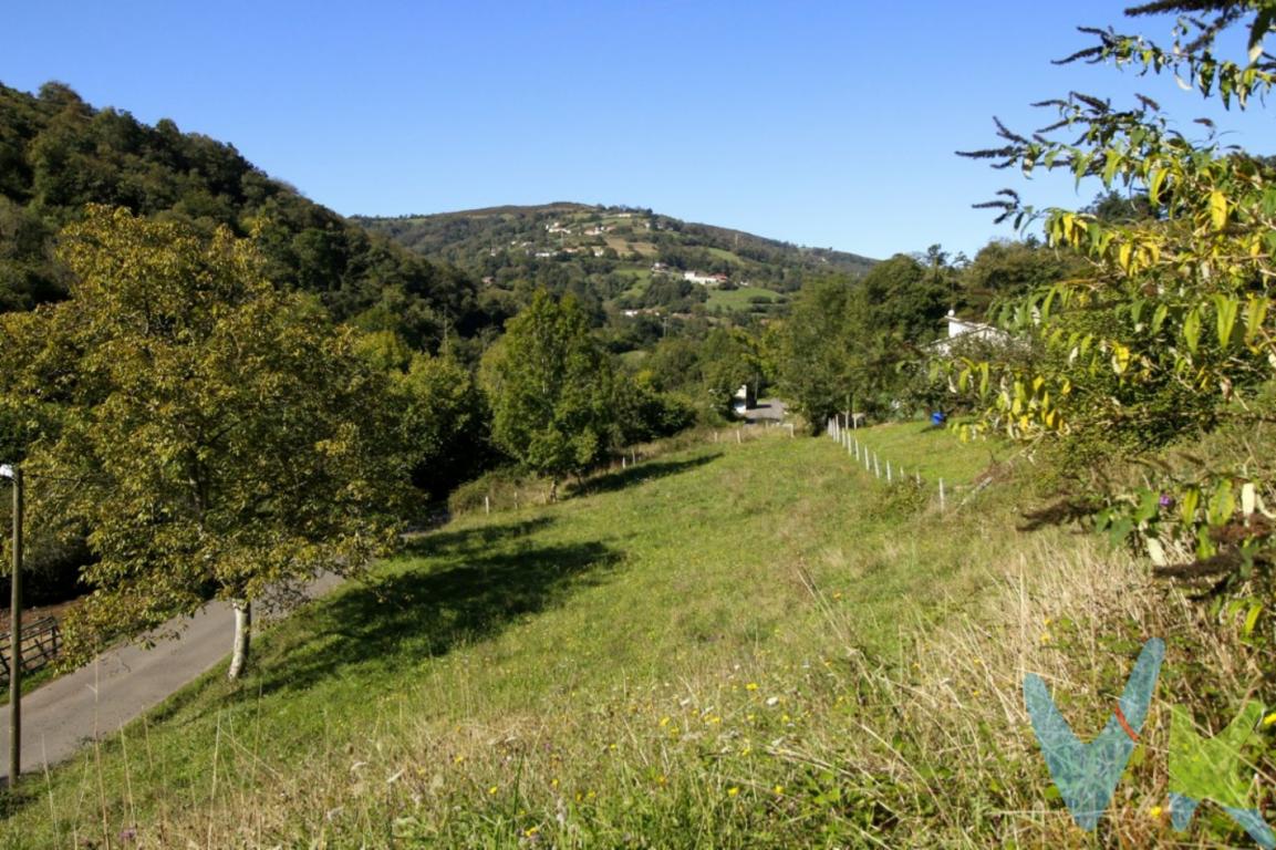 Si estas buscando un terreno donde construir y diseñar tu propia vivienda con la distribución que prefieras, cochera, jardín, piscina e incluso tu propio huerto ecológico, no lo dudes este es el tuyo. Con una extensión de más de 1000 metros y ubicado en una zona tranquila donde disfrutarás de unas excelentes vistas.  Acometida de luz y agua a pie de finca. No dejes pasar esta magnífica oportunidad y empieza a imaginar tu nuevo hogar. Se puede edificar hasta 250m2
El precio de la propiedad no incluye los gastos de impuesto de transmisiones patrimoniales, notariales ni de registro