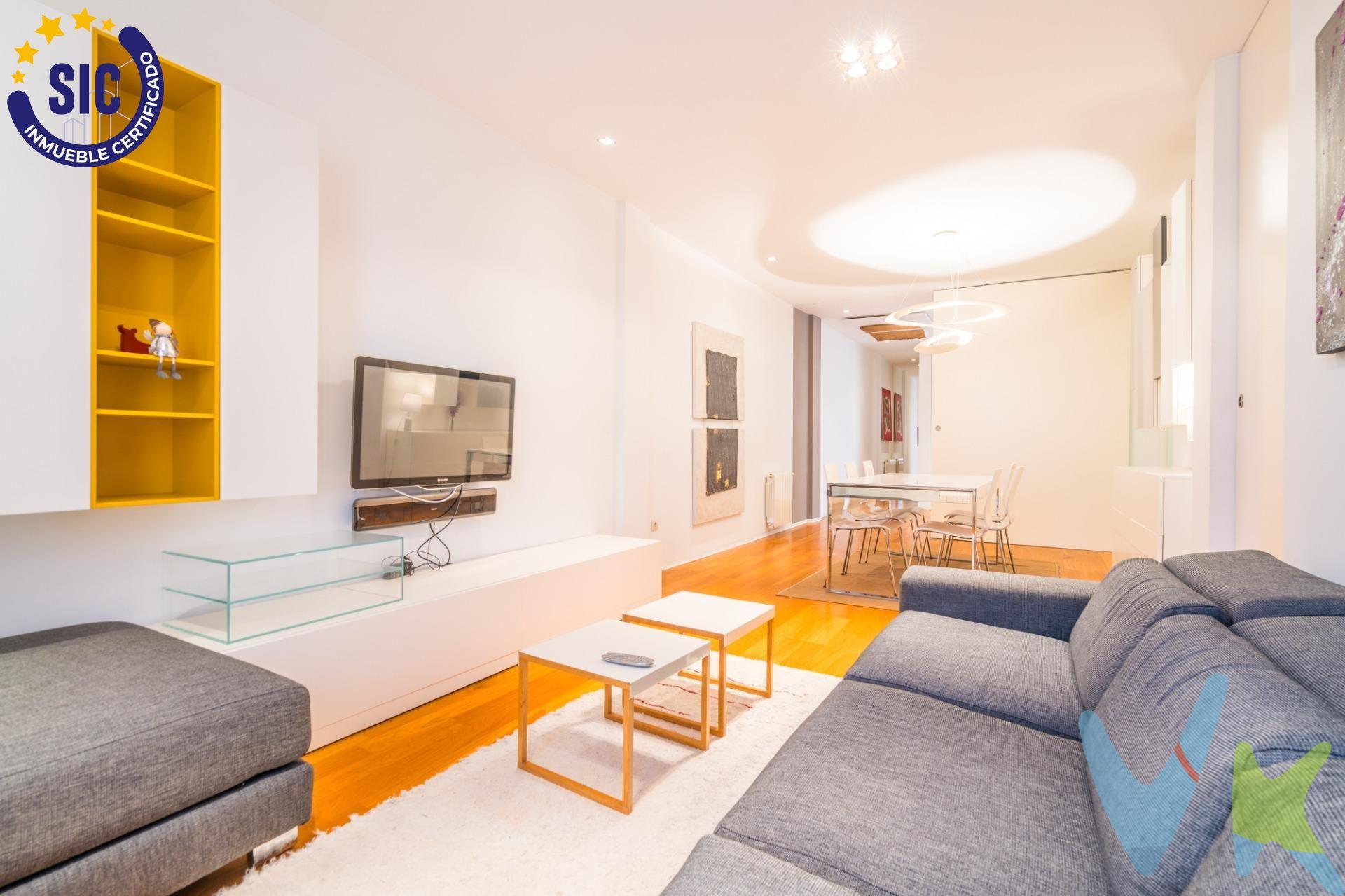 Elegancia y confort en el corazón histórico de Valencia. Hay pocas oportunidades de disfrutar del auténtico centro de Valencia desde una vivienda que combine amplitud, tranquilidad y una reforma de primer nivel. Esta magnífica vivienda de 115 m², situada en la Calle Linterna, ofrece precisamente esa combinación. Ubicada a escasos pasos del Mercado Central, la Lonja y las principales calles del casco histórico, permite vivir rodeado de la esencia de la ciudad, con todos los servicios, comercios, restaurantes y espacios culturales al alcance de la mano, olvidándose del coche para el día a día. La vivienda ha sido reformada integralmente con materiales de gran calidad y una cuidada atención al detalle. Su distribución resulta cómoda y versátil, con dos amplios dormitorios, un despacho independiente ideal para teletrabajar o como espacio polivalente, y dos baños completos, uno de ellos integrado en la suite principal. La cocina y los baños destacan por sus elegantes acabados en mármol blanco, mientras que los suelos de parquet aportan calidez y sofisticación a todas las estancias. Además, dispone de aire acondicionado por conductos y calefacción por gas natural, garantizando el máximo confort durante todo el año. Uno de sus mayores atractivos es su ubicación: en pleno centro histórico, pero en una calle tranquila que permite disfrutar del descanso y la privacidad, algo cada vez más difícil de encontrar en esta zona de la ciudad. Una vivienda para quienes desean disfrutar de Valencia caminando, vivir rodeados de historia y belleza arquitectónica, y regresar cada día a un hogar elegante, confortable y lleno de personalidad. Para obtener más información o concertar una visita, le rogamos se ponga en contacto con nosotros. Será un placer atenderle y mostrarle este exclusivo piso, una oportunidad única para disfrutar de Valencia en un entorno de lujo. Por mandato expreso del propietario, comercializamos este inmueble en exclusiva, lo que le garantiza el acceso a toda la información, a un servicio de calidad, un trato fácil, sencillo y sin interferencias de terceros. Por este motivo, se ruega no molestar al propietario, a los ocupantes de la propiedad o a los vecinos. Muchas gracias por su comprensión