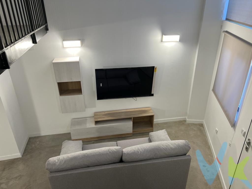 LOFT DE DISEÑO A ESTRENAR con EXCELENTES CALIDADES - 2 BAÑOS. Te presentamos este ESPECTACULAR LOFT de estilo contemporáneo, ideal para quienes buscan un espacio EXCLUSIVO y funcional en Valencia. Su versatilidad lo convierte en una opción perfecta tanto para vivir en pareja como para establecer un DESPACHO PROFESIONAL. Este loft tipo DÚPLEX, ubicado en PLANTA BAJA, está diseñado con una distribución moderna y pensada para maximizar el confort. En la planta principal, disfrutarás de una COCINA EQUIPADA integrada en el salón, y un baño completo con ducha. El inmueble está SIN AMUEBLAR. . En la planta superior, un ALTILLO LUMINOSO alberga el espacioso DORMITORIO PRINCIPAL, que cuenta con otro baño completo. Los DOS BAÑOS, ambos con ducha, garantizan MÁXIMA COMODIDAD. UBICACIÓN PRIVILEGIADA: A tan solo un paso de la autovía V-30 y frente al C.C. GRAN TURIA, tendrás acceso a todos los servicios necesarios, como restaurantes, tiendas, cines y un supermercado. El loft está EXCELENTEMENTE COMUNICADO, a solo 10 minutos del centro de Valencia mediante TRANSPORTE PÚBLICO (autobús línea 70 y metro líneas 3-5), con acceso rápido al AEROPUERTO y al BIOPARC VALENCIA. La conexión directa con la AVENIDA TRES FORQUES facilita aún más el desplazamiento. VEN A DESCUBRIR ESTE INCREÍBLE LOFT, donde cada detalle ha sido pensado para ofrecer el MÁXIMO CONFORT y una calidad de vida excepcional. ¡No dejes pasar esta oportunidad única!. Esta ciudad empresarial ofrece oficinas, locales comerciales, centro de negocios, espacios para eventos y apartamentos turísticos tipo loft Ciudad Ros Casares, un complejo empresarial único en Valencia Ciudad Ros Casares es una de las más destacadas ciudades empresariales de Europa. Única en la ciudad de Valencia (España), responde a las nuevas exigencias internacionales, empresariales y de networking que el mercado necesita. Está dotada de altas prestaciones tecnológicas y calidades con diferentes tipologías, amplias zonas verdes y de ocio, servicios generales y especializados y una excelente ubicación geoestratégica. Ciudad Ros Casares está compuesta por 14 edificios de diferente tipología. Esta ciudad empresarial ha sido diseñada por uno de los estudios de arquitectura más importantes de España Reid Fenwick Asociados (Mark Fenwick y Javier Iribarren). Para la ejecución de la obra se contrató a las principales empresas del sector de la construcción en Europa. ¡TODO SON VENTAJAS!! No dejes pasar esta oportunidad única de vivir en un lugar que combina COMODIDAD, MODERNIDAD Y UNA UBICACIÓN INMEJORABLE. ¡Ven a verlo y enamórate de tu nuevo hogar! 🏡. La descripción y los datos del presente inmueble tienen carácter meramente informativo y en ningún caso contractual. En el precio de la vivienda no están incluidos los honorarios de agencia, gastos de compraventa y/o financiación. Por mandato expreso del propietario, comercializamos este inmueble en exclusiva compartida, lo que garantiza un servicio de calidad, un trato fácil y personalizado, una gran difusión en nuestras redes compartidas y sin interferencias de terceros. Por este motivo se ruega no molestar al propietario, a los ocupantes de la propiedad, a los vecinos o conserjes del edificio si los hubiera. Si eres una agencia, llámanos colaboraremos contigo. Muchas gracias. . 