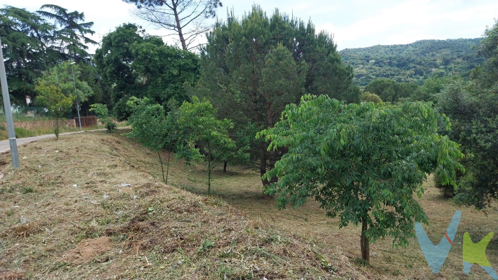 ¡Oportunidad única en Boscos del Montnegre! . Se vende parcela de 2329 m² con excelente orientación sur que te permitirá disfrutar del sol durante todo el día. Ubicada en una de las zonas más tranquilas y privilegiadas, la propiedad ofrece hermosas vistas a las majestuosas montañas del Montseny, lo que la convierte en el lugar ideal para construir tu hogar o disfrutar de la naturaleza en su máxima expresión. Actualmente se encuentra limpia y vallada tal y cómo exige el ayuntamiento. Dicho Ayuntamiento no está concediendo licencias de obra. Están a la espera de que se terminen las obras de urbanización. Es una excelente oportunidad de inversión ya que el precio del metro cuadrado se podrá llegar a cuadriplicar una vez se termine la urbanización. La normativa urbanística establece una parcela mínima de 2.000m2, una edificabilidad del 15% y una ocupación del 10%, en planta baja + planta piso. Con fácil acceso y a tan solo un corto trayecto desde Sant Celoni, tendrás la comodidad de estar cerca de todos los servicios sin renunciar a la paz y belleza del entorno natural. Tren y autopista ap7 a 5 minutos. No pierdas la oportunidad de invertir en este terreno único. ¡Ven a verlo y deja que este paraje te conquiste!