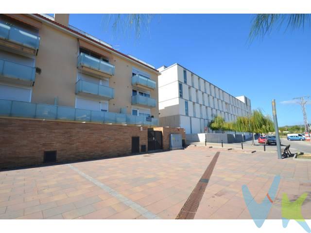 Plaza de párquing de buenas dimensiones en edificio seminuevo. De fàcil acceso y buena maniobra. Puerta basculante con mando. Párquing con pocas plazas. A cinco minutos del Centro de Vilanova. El precio no incluye impuestos (ITP, IVA y AJD), ni los gastos de notario ni los de registro.