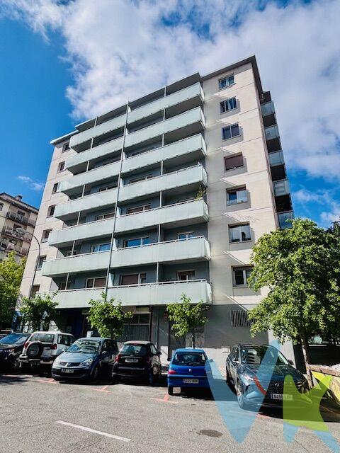 Estrenar vivienda en Iturrama es cada vez más difícil. Por eso, esta exclusiva vivienda de nueva construcción representa una oportunidad excepcional para vivir o invertir en una de las ubicaciones más valoradas de Pamplona.
 
Situada junto a la calle Padre Barace, en pleno corazón del barrio, esta moderna vivienda ha sido diseñada para ofrecer el máximo confort, funcionalidad y eficiencia. Dispone de un acogedor salón con cocina integrada de concepto abierto, dos dormitorios, un baño completo y una agradable terraza privada de acceso, perfecta para disfrutar de un café al aire libre, crear un rincón de relax o compartir momentos con amigos y familia.
 
Cada detalle ha sido pensado para responder a las necesidades actuales: sistema de aerotermia, calificación energética A, excelentes prestaciones de aislamiento y materiales de última generación que garantizan bienestar y ahorro energético durante todo el año.
 
La ubicación es uno de sus grandes atractivos. Rodeada de todos los servicios, comercios, zonas verdes y comunicaciones, se encuentra además a escasos minutos tanto de la Universidad de Navarra como de la Universidad Pública de Navarra, una circunstancia que incrementa notablemente su valor presente y futuro.
 
Ideal para quienes desean independizarse o formar un hogar en un entorno consolidado y con gran calidad de vida. También para inversores que buscan un activo moderno, eficiente y con una elevada demanda de alquiler en una de las zonas más dinámicas de la ciudad.
Vivienda en Construccion.
 
Porque hay viviendas que se compran, y otras que son oportunidades. Esta es una de ellas. 

INFORMACIÓN LEGAL
▪ Información meramente orientativa, sin carácter contractual.
▪ Superficies y características aproximadas, con finalidad descriptiva. Vivienda en construcción. 
▪ En el precio de venta están incluidos los honorarios de la agencia inmobiliaria, que serán asumidos por la parte vendedora.
▪ El precio indicado no incluye los gastos e impuestos derivados de la compraventa a cargo del comprador (Notaría, Registro de la Propiedad, I.T.P., A.J.D. o I.V.A., según corresponda), ni otros posibles gastos asociados.
▪ El inmueble se transmite sin mobiliario ni otros enseres, salvo que se indique expresamente lo contrario.
A modo orientativo en Navarra:
▪ Notaría y Registro: 1%–1,5%.
▪ ITP: tipo general 6% (con posibles bonificaciones).
▪ AJD: aprox. 0,5%–1%.