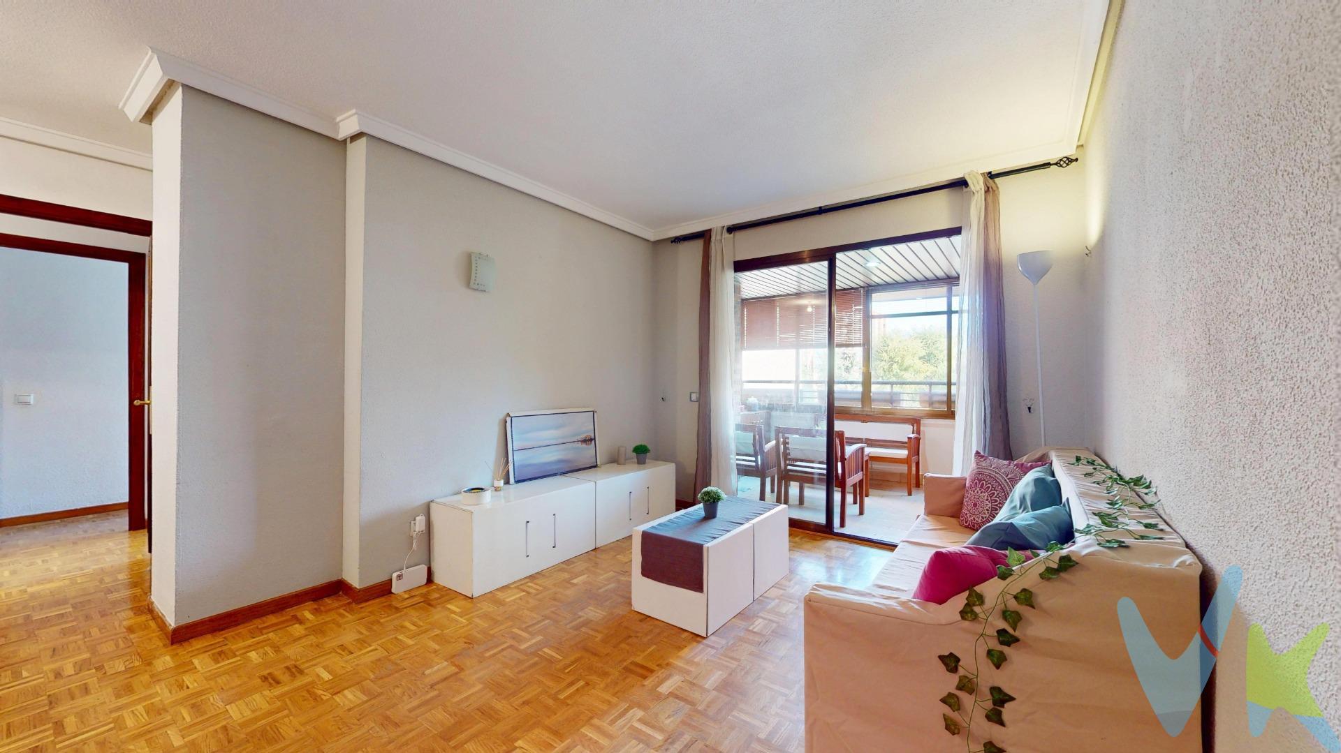 Vivienda situada en la finca más demandada de todo Palomeras Sureste, con mayor calidad de construcción y vecindario. Si quieres ganar en calidad de vida, tranquilidad y estar bien comunicado está es tu vivienda, no se lo piense más o perderá la gran oportunidad que estamos ofertando actualmente.Este espléndido piso puede ser tu nuevo hogar, ideal para vivir en familia, cuenta con un salón-comedor independiente con acceso a una amplia terraza con vistas a la calle, para salir del salón contamos con dos puertas, una de las cuales es doble y da a la entrada del piso y el pasillo distribuidor, la otra puerta conecta con el pasillo. La terraza que está conectada con el salón es grande y está acristalada. El inmueble está formado por 3 habitaciones de las cuales una es doble, con armario empotrado, una gran ventana que da al exterior y permite la entrada de la luz natural, además de contar con un baño  en suite con bañera con mámpara, bidé,  otro cuarto de baño con plato de ducha con mampara. Las dos habitaciones individuales cuentan con un armario empotrado, calefacción y una ventana exterior que permiten la entrada de luz natural, cocina independiente de grandes dimensiones con acceso al tendedero acristalado. Las calidades son las siguientes, suelos de parquet y gres, ventanas dobles de aluminio y pvc, puertas interiores de sapelli y exterior blindada, calefacción gas natural individual. El edificio consta de 2 ascensores, portero físico, accesibilidad para personas con movilidad reducida, exteriores de zonas comunes recientemente mejoradas, ITE favorable, próxima inspección 2029. El entorno cuenta con todo tipo de infraestructuras a nivel de transporte público, metro Alto Del Arenal línea 1 a 15 minutos de la Puerta Del Sol, varias líneas de autobuses, nº144, 54, 58, 143, 103, 57 y 142, centro de salud Federica Montseny con todo tipo de especialistas y rehabilitación, colegios, guarderías, centros lúdicos y deportivos, biblioteca, entidades bancarias, farmacias, supermercados Condis en la puerta y Ahorramas. No se la juegue con la compra más importante de tu vida,  30 años en la zona nos avalan. 