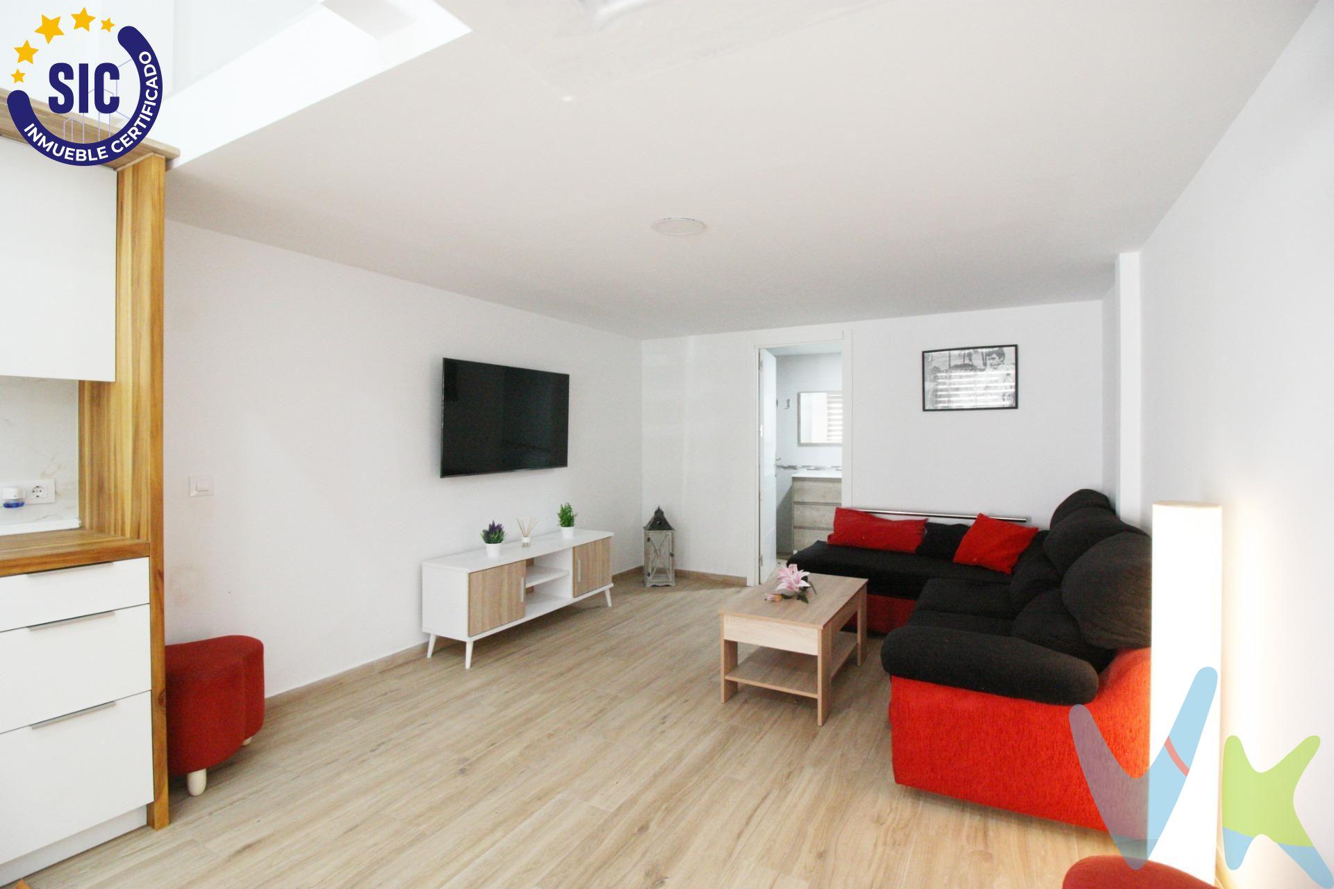 Si buscas una vivienda lista para entrar a vivir y con una excelente oportunidad de inversión, esta casa independiente te sorprenderá. Reformada y cuidadosamente acondicionada, cuenta actualmente con un acogedor dormitorio, espacios funcionales y un ambiente cómodo para disfrutar desde el primer día. Pero su verdadero valor va mucho más allá de la vivienda actual: la propiedad ofrece la posibilidad urbanística de edificar hasta tres alturas, convirtiéndola en una opción ideal tanto para quienes desean ampliar su hogar como para inversores que buscan desarrollar un proyecto residencial en una de las zonas más demandadas de Alaquàs. Ubicada en un entorno con todos los servicios al alcance de la mano, comercios, transporte, colegios y zonas de ocio, combina la comodidad del presente con el potencial del futuro. Una oportunidad única para vivir hoy y construir mañana. ¡Ven a descubrir todo lo que esta propiedad puede ofrecerte!. INFORMACIÓN LEGAL AL CONSUMIDOR:. El precio indicado no incluye impuestos ni gastos derivados de la compraventa. Gastos a cargo del comprador:. • Impuesto de Transmisiones Patrimoniales (ITP): En segundas transmisiones, el tipo general vigente en la Comunitat Valenciana es del 10% sobre la base imponible, que será el mayor valor entre el precio de compraventa, el valor declarado o el valor de referencia catastral, pudiendo aplicarse tipos reducidos según las circunstancias del comprador. • Honorarios de intermediación inmobiliaria: 4% del precio final de venta con un mínimo de 4000€ + IVA (21%), a cargo del comprador. No incluidos en el precio de venta. • Notaría y Registro de la Propiedad: Los aranceles son oficiales y variables en función del precio y características de la operación. A título orientativo, entre 600 € y 1.000 €. Los gastos se distribuirán conforme a la normativa vigente, salvo pacto en contrario. Las condiciones pueden variar en función de las circunstancias personales y del régimen fiscal aplicable. Otros gastos:. • Gastos de financiación: Tasación, comisiones y condiciones bancarias según la entidad elegida por el comprador. • Gestoría: Servicio opcional, con costes variables en función del proveedor. • Podrán existir otros gastos inherentes a la formalización de la compraventa que correspondan al comprador según normativa vigente. El vendedor asumirá los gastos que legalmente le correspondan, salvo pacto en contrario. El inmueble no se encuentra sujeto, a fecha de publicación, a limitaciones de precio derivadas de normativa de zonas de mercado residencial tensionado. Se facilitará al cliente información detallada y personalizada de todos los costes asociados a la operación, así como la documentación relativa al inmueble, disponible en la sede física de la agencia - Av. Blasco Ibáñez 5 Bajo, 46970, Alaquàs (Valencia) y/o en el medio electrónico habilitado – www.inmueblesvalencianos.net. La agencia actúa exclusivamente como intermediaria en la operación. Cualquier compraventa queda sujeta a la aceptación expresa del vendedor y a la formalización del correspondiente contrato. El presente anuncio tiene carácter meramente informativo y no contractual, pudiendo estar sujeto a errores, cambios o actualizaciones.  . La venta de esta vivienda se gestiona mediante contrato de EXCLUSIVA COMPARTIDA por lo que se trabaja con cerca de 400 Inmobiliarias. 