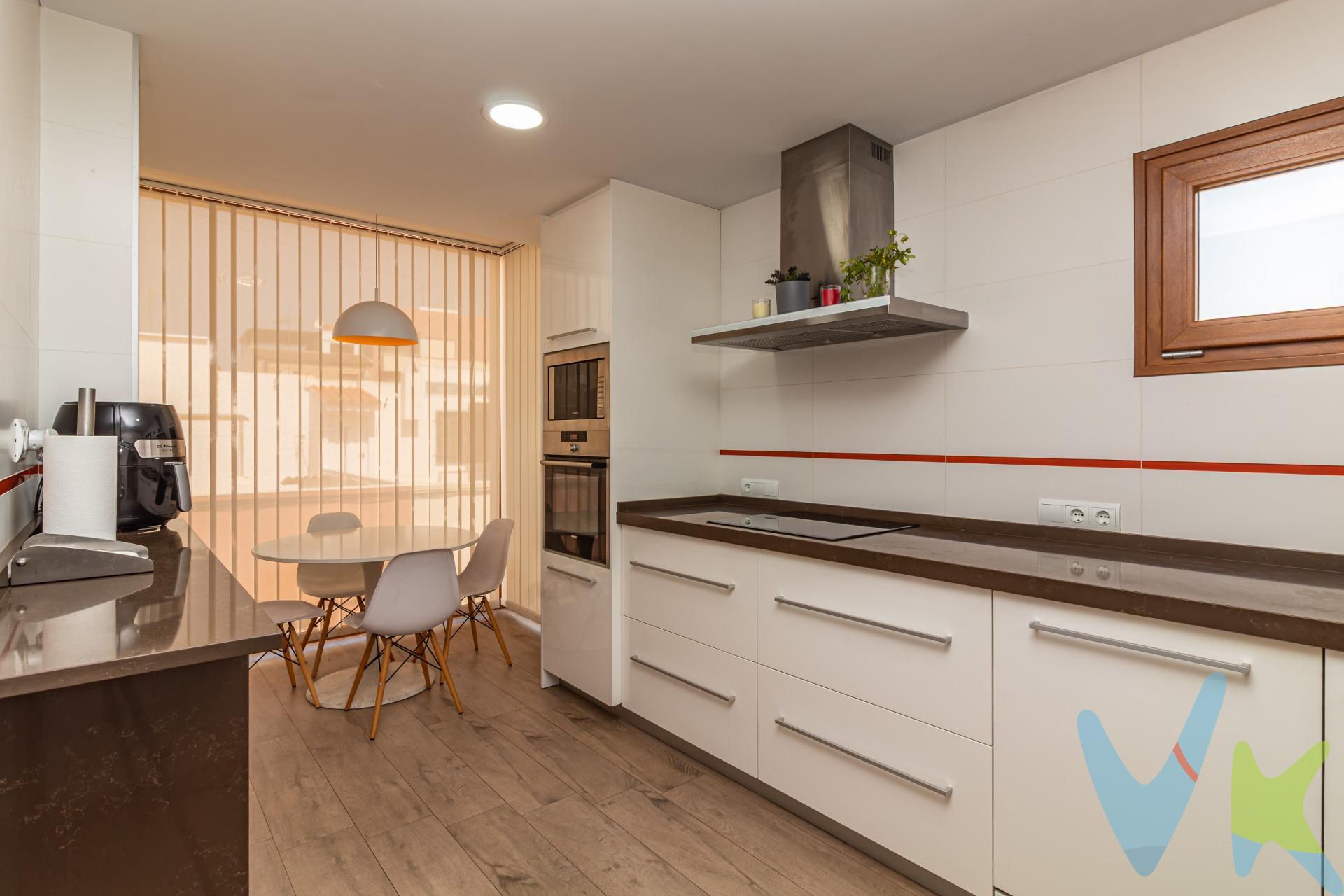 Descubre esta espectacular vivienda en Alquerías del Niño Perdido, una casa diseñada para disfrutar del espacio, la luz y el confort en cada rincón. Esta propiedad destaca por su amplitud, distribución funcional y excelentes prestaciones, ideal para familias que buscan calidad de vida en un entorno tranquilo y bien comunicado. La vivienda cuenta con cinco amplios dormitorios, cuatro de ellos dobles, tres baños completos y un aseo de cortesía. En la planta baja se encuentra un práctico quinto dormitorio, adaptado para personas con movilidad reducida. La habitación principal dispone de baño en suite y amplio vestidor. Además, en la última planta se encuentra una sala diáfana o dormitorio adicional con múltiples posibilidades de uso. Destaca su impresionante salón, ideal para reuniones familiares y momentos de relax, así como una amplia cocina independiente completamente equipada. En la planta baja cuenta con un patio privativo con barbacoa, un espacio perfecto para disfrutar de comidas al aire libre o momentos de descanso. A destacar las ventanas de aluminio con sistema Climalit y apertura oscilobatiente, que garantizan un excelente aislamiento térmico y acústico. En el exterior de la buhardilla, invita a disfrutar al máximo de sus magníficas terrazas, con una espectacular terraza principal de 35 m², una segunda terraza de 18 m² y un acogedor balcón adicional en la primera planta. La propiedad ofrece prestaciones que marcan la diferencia, como garaje privado con capacidad para dos vehículos, donde además se encuentra una práctica cocina adicional, puerta blindada y persianas mecanizadas antirrobo de alta seguridad, además de preinstalación para ascensor. Óptima eficiencia energética gracias a la instalación de placas solares, sistema de climatización por conductos y splits, y una chimenea centralizada que aporta calidez y bienestar durante los meses más fríos. Se entrega totalmente equipada y amueblada, lista para entrar a vivir.