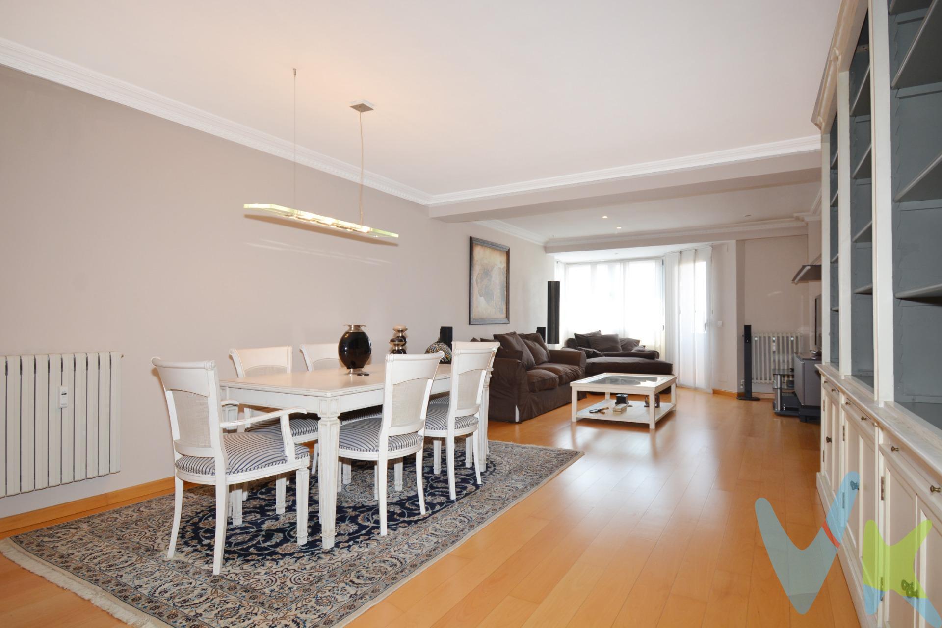 ESPECTACULAR PISO JUNTO A PLAZA ESPAÑA - C/COSO . Piso de 122 m² útiles,  en muy buen estado. Distribuido en tres dormitorios, salón, cocina independiente y 2 baños. Un balcón exterior con vistas al Coso.  . Es una novena planta con ASCENSOR A COTA CERO. Piso muy luminoso en todas las estancias. Única vivienda de la planta.  . DESDE LOS DORMITORIOS INTERIORES, EXPECTACULARES VISTAS A LAS TORRES DEL PILAR Y CATEDRAL DE LA SEO.  . El inmueble dispone de calefacción central y sistema de aire acondicionado frio/calor por conductos. Suelos de tarima flotante, puertas de haya y ventanas de aluminio climalit. Muy buena distribución. SE VENDE TAL Y COMO SE PUEDE OBSERVAR EN EL REPORTAJE FOTOGRÁFICO, totalmente amueblado y con la cocina equipada. Opción de garaje en Arquitecto Magdalena por 37.000€ adicionales.  . Ubicado en pleno centro, al lado de Plaza España y con todo tipo de comercios. Muy bien comunicado, cerca de tranvía y varias líneas de autobuses, con todos los servicios a su alcance, en pleno centro de la ciudad. No lo dejes escapar y llámanos para concertar una visita, y no te pierdas el reportaje fotográfico y el tour 360º que tenemos preparados para ti. BUSCAMOS SOLUCIONES🏡,. ENCONTRAMOS HOGARES💙