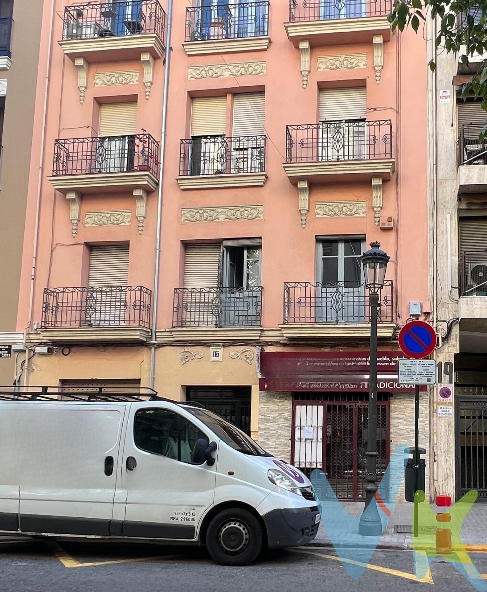 Oportunidad en Gran Vía, Valencia: Local Comercial de 157 m² con posibilidad de Licencia de Hostelería. En el prestigioso barrio de la Gran Vía, ofrecemos este amplio local comercial de 157 metros cuadrados, ideal para inversores y emprendedores en busca de una ubicación con gran potencial en Valencia. Este espacio ha funcionado durante años como panadería, y se presenta como una excelente oportunidad de compra a un precio inmejorable. Características principales:. 	•	Superficie: 157 m² de planta baja. 	•	Ubicación privilegiada: en uno de los barrios más demandados y transitados de Valencia. 	•	Posibilidad de licencia de hostelería: Con posibilidad de reformar y adaptar a diversos tipos de negocio. 	•	Precio extraordinario: Ideal para quienes buscan invertir en una zona con alta proyección y afluencia de público. El local está para reformar, lo que permite al comprador adaptar el espacio según sus necesidades y preferencias. Ya sea que estés pensando en abrir un restaurante, cafetería, bar o darle un uso diferente, esta propiedad ofrece un sinfín de posibilidades. ¡No dejes pasar esta oportunidad! Contáctanos para más información y visitas. La descripción del presente inmueble e imágenes tienen mero carácter informativo y en ningún caso carácter contractual, pudiendo ser modificados por la inmobiliaria comercializadora sin que ello implique responsabilidad alguna frente a terceros. En el precio de venta a público, esta propiedad NO incluye los gastos de adquisición (Notario, registro, gestión, honorarios, etc…). 