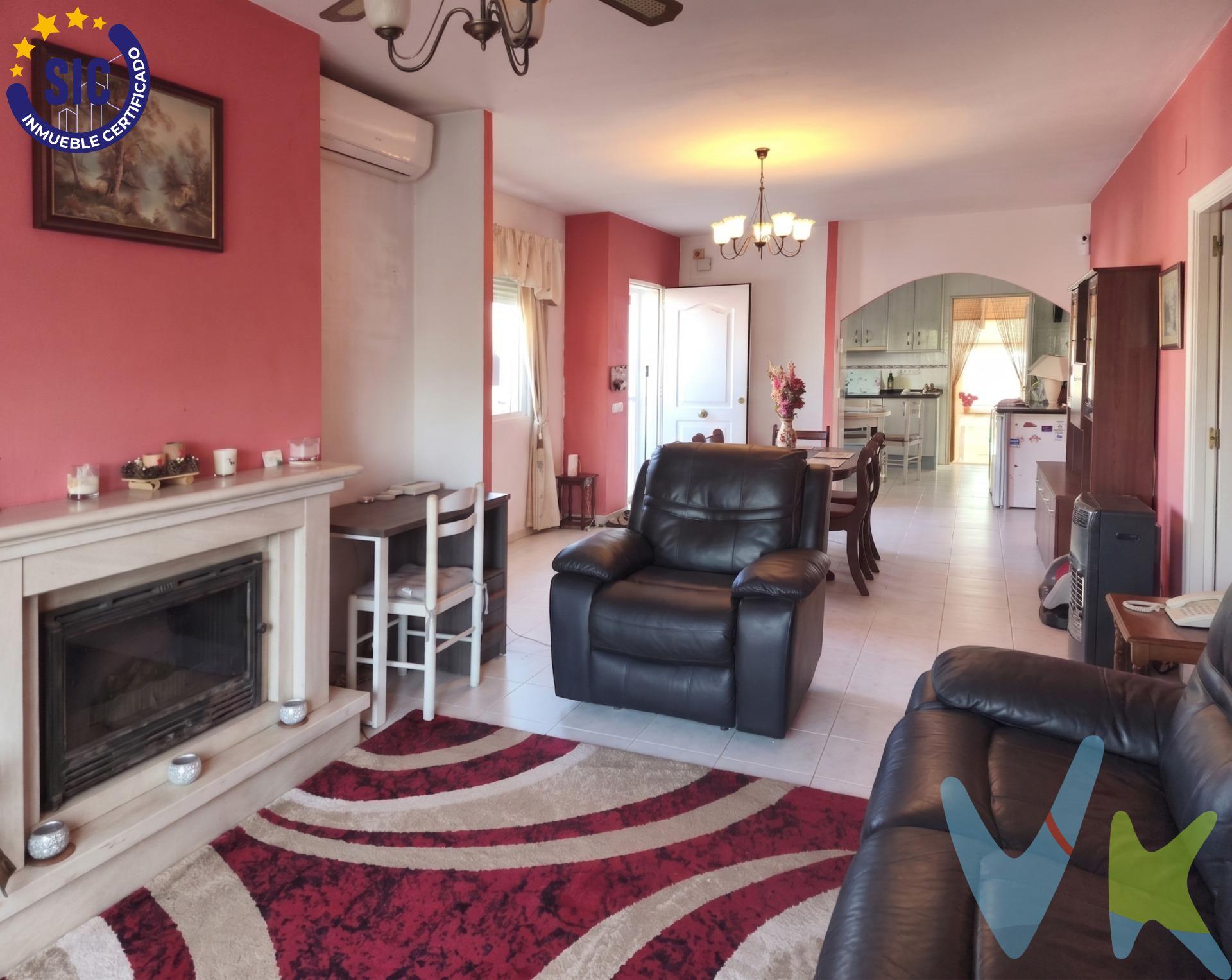 Fantástica vivienda unifamiliar pareada distribuida íntegramente en una sola planta, ubicada en Ulldecona, un pueblo tranquilo ideal para quienes buscan comodidad, accesibilidad y amplios espacios al aire libre. Situada en un entorno apacible y a tan solo 20 minutos en coche de la playa más cercana, esta propiedad combina a la perfección el confort interior con una espectacular zona exterior privativa. Distribución en una sola planta: Sin escaleras, ofreciendo máxima comodidad para el día a día. 2 Dormitorios: Estancias luminosas y bien distribuidas. 2 Baños completos: Uno equipado con bañera y el otro con plato de ducha. Salón-Comedor con Chimenea: Un espacio cálido y acogedor, ideal para disfrutar de reuniones familiares en cualquier época del año. Cocina y Zona de Servicios: Cocina funcional con lavadero independiente, recibidor y zona de paso. Exteriores y Entorno Privado:. Piscina Privada y Jardín: Zona exterior perfectamente orientada para disfrutar del sol y del ocio al aire libre. Terrazas: Cuenta con una fantástica terraza cubierta y una terraza descubierta de . Amplia Parcela Privativa: Parcela de 424 m² destinada a jardín, acceso y zona de aparcamiento privado, delimitada perimetralmente. ¡Una oportunidad única para disfrutar de una casa independiente, cómoda y con amplias zonas verdes y piscina!. VENTA:. PVP 173.000€. Gastos e impuestos no incluidos en el precio. La compra conlleva impuestos y gastos de formalización para el comprador. A título orientativo se informa que en segundas transmisiones el ITP con carácter general en Valencia es del 9%, pudiendo existir otros tipos impositivos atendiendo a las circunstancias personales del comprador u otras circunstancias previstas legalmente. Base imponible del impuesto el mayor valor entre el precio de compraventa, la tasación o el valor de referencia catastral. En cuanto a los gastos de notaría y registro, en su caso, suelen oscilar aprox. entre 1,5% y 2,5% (aranceles variables según precio, n.º de copias y complejidad). El comprador elige notario. Si el comprador precisase de hipoteca: tasación, condiciones y costes bancarios serán según entidad elegida por el comprador, así como los gastos de gestoría, y cualesquiera otros gastos inherentes a la formalización de la compraventa que legalmente correspondan a la parte compradora, salvo pacto expreso en contrario con el vendedor. El consumidor tiene, conforme a la normativa vigente, a su disposición información y documentación adicional relativa al inmueble y condiciones de la compraventa, que podrá ser consultada en C/Joaquín Costa 4, bajo 46005 Valencia o urbe2@remax.es. Honorarios de mediación inmobiliaria a cargo del COMPRADOR: (3% del precio final de venta más IVA (21%), salvo otro pacto.); y de VENDEDOR (según acuerdo con el mismo). Se informa al consumidor que la agencia actúa como intermediaria inmobiliaria en la operación, estando cualquier eventual compraventa y sus condiciones sujeta a la aceptación expresa del propietario-vendedor y a la posterior formalización del correspondiente contrato.
