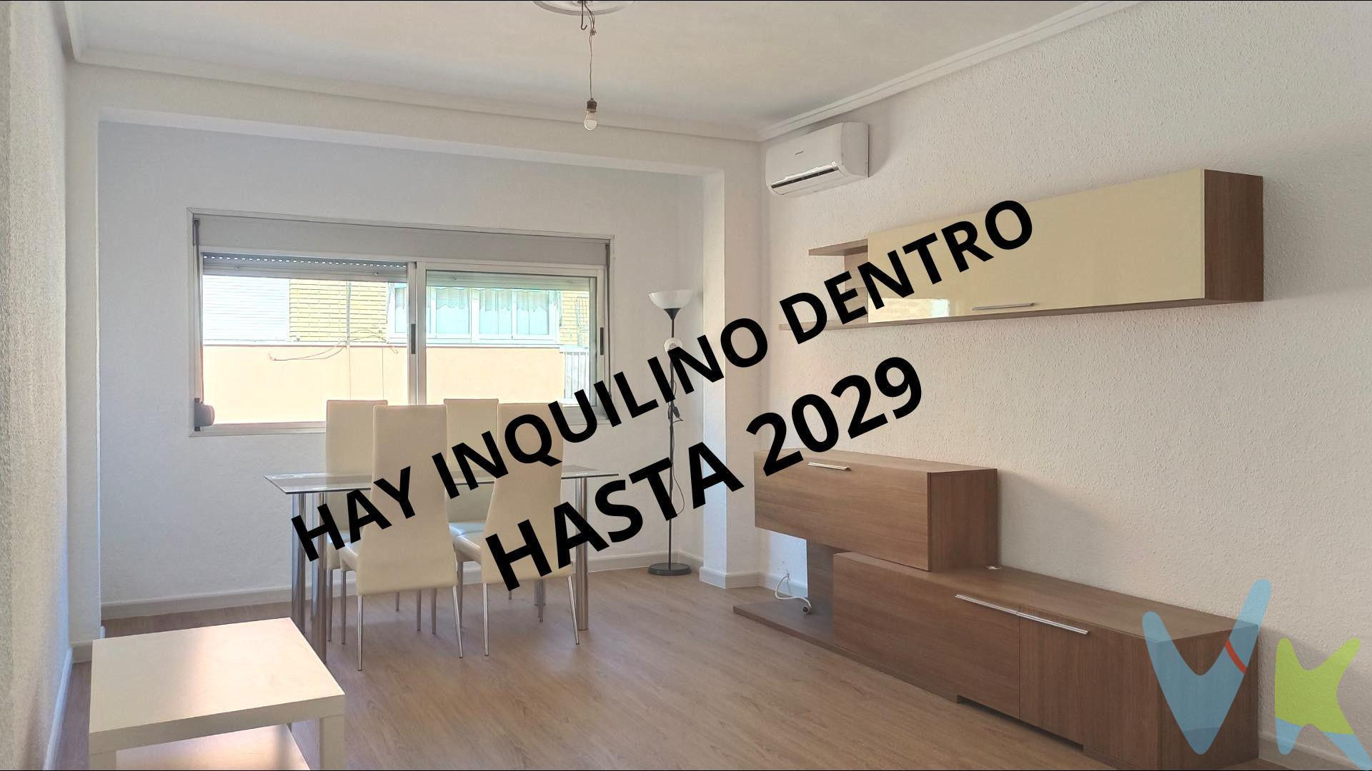 ESTA VIVIENDA TIENE INQUILINOS DENTRO HASTA EL 2029 AL CORRIENTE DE PAGOS Y CON GARANTIA DE COBRO EL DÍA 1 DE CADA MES. RENTABILIDAD DEL 6,12%. Este acogedor piso recién reformado en Alaquàs, sin ascensor, es ideal para familias que buscan un hogar cómodo y bien ubicado. Con 85 m² de espacio inteligentemente aprovechado, la vivienda cuenta con tres habitaciones, dos de ellas dobles. El interior destaca por su abundante luz natural, creando un ambiente cálido y agradable. Dispone de un baño completo, una cocina independiente y un amplio comedor de aproximadamente 25 m², perfecto para compartir momentos en familia o con amigos. La ubicación ofrece excelentes conexiones de transporte público mediante paradas de autobús cercanas que facilitan el acceso al centro de Valencia y otras zonas. Además, está rodeada de supermercados, colegios, centros de salud, parques y áreas de ocio, haciendo de esta vivienda una opción práctica y conveniente para vivir. La venta de esta vivienda se gestiona mediante contrato de exclusiva compartida, lo que permite trabajar con más de 150 inmobiliarias, garantizando la máxima difusión y profesionalidad en el proceso de venta. Los gastos derivados de la compraventa, como los de notaría, registro y honorarios, no están incluidos en el precio. Inmueble sujeto a período de transparencia. . . . . 