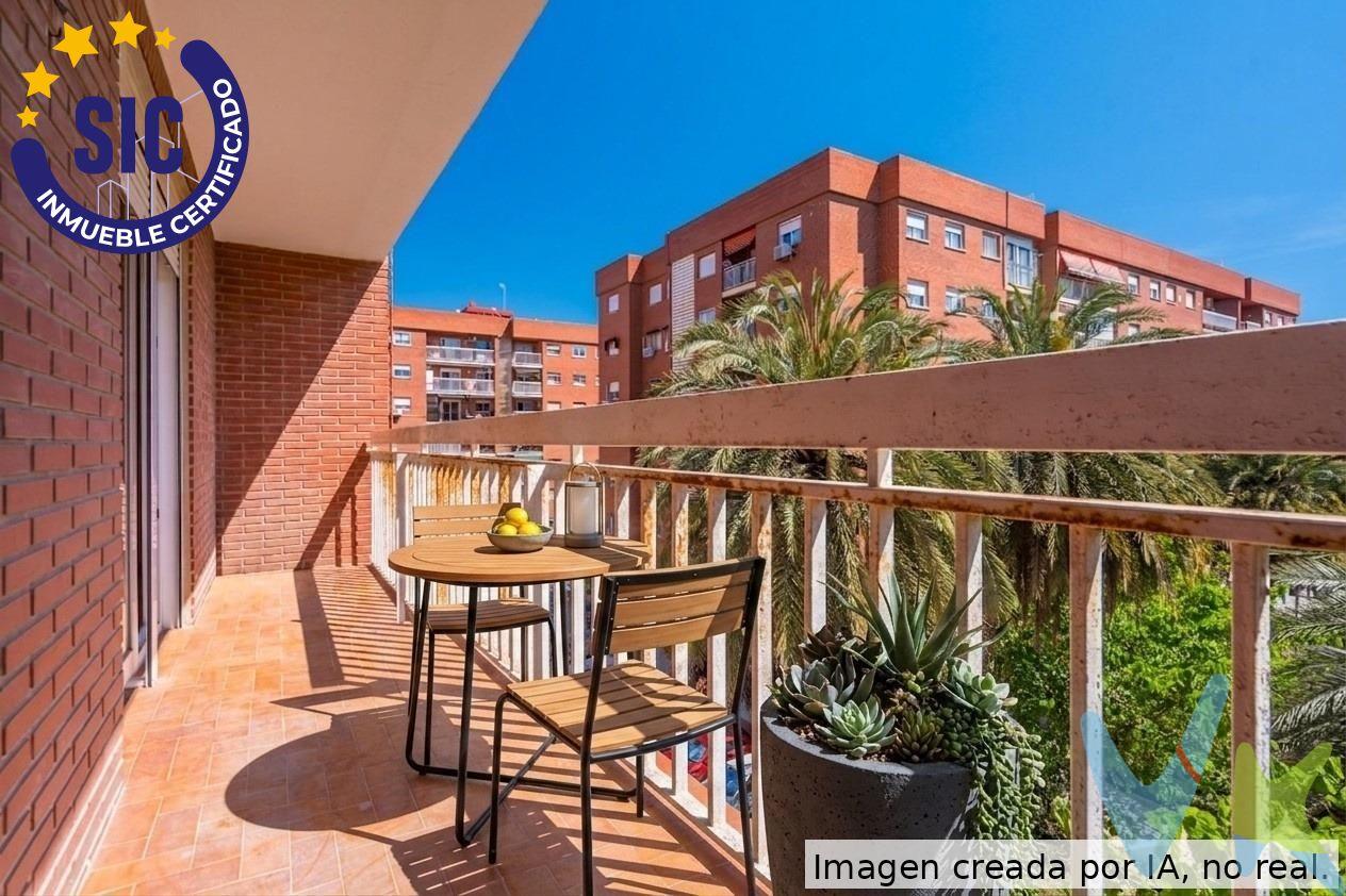  🌊 ¡Vive junto al Mediterráneo! Luminoso piso de 4 dorm. en Av. Malvarrosa. ¿Buscas calidad de vida, luz natural y la brisa del mar a un paso de tu casa?. Este espacioso piso de 102 m², ubicado en una de las zonas más demandadas " La Malvarrosa", es la oportunidad que estabas esperando. ✨ Características Principales. Superficie:102 m² perfectamente distribuidos. Planta:4ª altura en un buen edificio con excelente mantenimiento. Dormitorios: 4 habitaciones (ideales para familias o teletrabajo). Baños: 2 baños completos. Estado: Para entrar a vivir (sin necesidad de reformas costosas) y con muchísimas posibilidades de adecuar a cualquier necesidad.  ☀️ Luz y Vistas. El corazón de la vivienda es su salón-comedor, un espacio inundado de luz natural que conecta directamente con un balcón amplio. Orientación Este: Disfruta del sol de mañana. Vistas: Desde el balcón podrás contemplar vistas a zona ajardinada y una pequeña vista al mar, recordándote cada día lo cerca que estás del paraíso. 📍 Ubicación Inmejorable. Situado en plena Avenida Malvarrosa, tendrás todo lo que necesitas a pie de calle:. La Playa a un paso: A solo 150 metros de la arena de la Playa de la Malvarrosa. Conectividad Total: Paradas de tranvía y autobuses muy próximas, conectándote con el centro de Valencia y las universidades en minutos. Servicios: Rodeado de supermercados, farmacias y buena oferta de restauración y ocio. "Una vivienda luminosa, amplia y lista para convertirse en tu nuevo hogar junto al mar.". No pierdas la oportunidad de visitarlo. ¡Contacta ahora para concertar una visita!. *Existen fotos en el reportaje generadas por IA, para una mejor visualización de posibilidades de actualización de la vivienda. -----------------------------------------------------------------------------------------------------------------------------. Por mandato expreso del propietario, comercializamos este inmueble en exclusiva, lo que le garantiza el acceso a toda la información. Por este motivo, se ruega no molestar al propietario, a los ocupantes de la propiedad o a los vecinos. Muchas gracias por su comprensión. Si usted es agente inmobiliario y tiene un cliente para este inmueble, llámenos: estaremos encantados de colaborar. ---