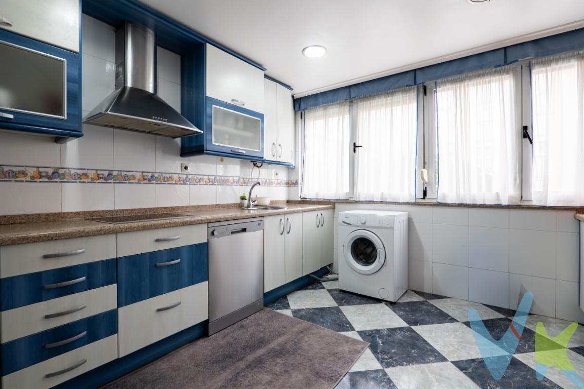 Si buscas una oportunidad en uno de los barrio más demandados de la ciudad, ¡este es tu anuncio!Os presentamos esta vivienda lista para entrar a vivir en la calle Feijoo, en el corazón del barrio de El Coto, una zona consolidada y muy demandada de Gijón. Se trata de una primera planta sin ascensor y, actualmente, se encuentra arrendada, lo que puede resultar especialmente interesante tanto para quien busque inversión como para quien esté planificando una compra a medio plazo.La distribución es uno de sus grandes puntos fuertes: cuenta con un salón exterior en esquina, con mucha presencia y luz, además de una cocina muy amplia también a la calle, al igual que el dormitorio principal, todos ellos con orientación exterior y sensación de amplitud. La vivienda completa su zona de descanso con dos dormitorios que dan a un patio muy luminoso, ideales como habitaciones infantiles, despacho o cuarto de invitados.En cuanto a comodidad, dispone de baño completo y aseo, ambos con ventana, un detalle cada vez menos habitual y muy valorado por la ventilación natural.La vivienda fue reformada en su día, por lo que se encuentra lista para entrar a vivir, sin necesidad de grandes inversiones iniciales.Gijón sigue consolidándose como una ciudad en crecimiento, con una demanda residencial estable y un mercado dinámico. Por ubicación, metros y distribución con estancias principales exteriores, cocina grande, doble servicio y ventilación natural estamos ante una propiedad con características difíciles de encontrar, lo que la convierte en una oportunidad muy interesante en uno de los barrios con mayor tirón de la ciudad.No lo dudes más y llámanos, estaremos encantados de acompañarte a conocer tu futuro hogar.Se informa a los interesados que el precio de venta indicado no comprende, el Impuesto de Transmisiones Patrimoniales (ITP) los gastos asociados a la compraventa (notaría, registro de la propiedad y otros) ni los honorarios de la agencia inmobiliaria a cargo del comprador.