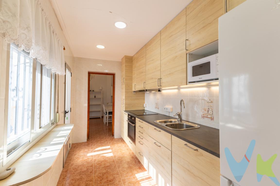 Se vende encantadora casa independiente, a escasos metros de la playa, ideal para quienes buscan comodidad, sol y mar durante todo el año. La vivienda cuenta con:La propiedad está lista para entrar a vivir, sin necesidad de reformas. Una opción perfecta como primera vivienda, casa vacacional o inversión en una de las zonas más demandadas. Situada en la playa del Puerto de Sagunto, con todos los servicios cercanos y el encanto de vivir junto al mar.Dos terrazas privadas, una de ellas con espacio increíble para disfrutar de reuniones, barbacoas o simplemente relajarse con la brisa marina.Cocina reformada, moderna y funcional.1 baño completo, en excelente estado.2 amplias habitaciones, luminosas y acogedoras. El precio indicado no incluye gastos ni otros conceptos. Al precio publicado deberá añadirse:-Honorarios de intermediación de la agencia inmobiliaria  -Gastos de inscripción en el Registro de la Propiedad - Honorarios notariales - Impuestos aplicables a la transmisión (IVA o ITP y AJD, según el caso)   El inmueble se vende sin amueblar, sin electrodomésticos, enseres ni elementos decorativos.