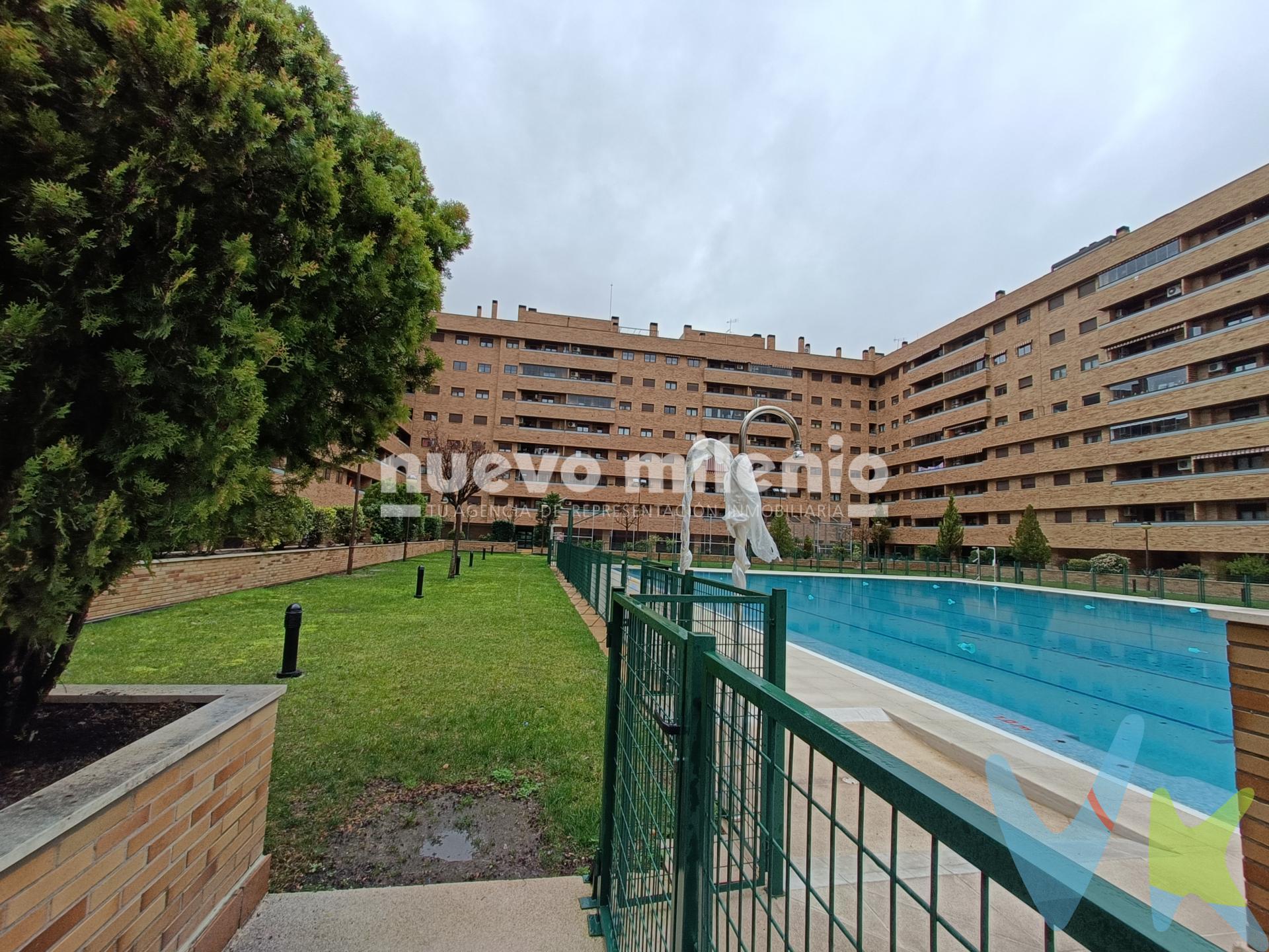 Magnífico piso de 3 DORMITORIOS, totalmente exterior, situado en la calle Van Gogh, en el residencial El Quiñón, una de las zonas más demandadas de Seseña. Ubicado en urbanización privada con excelentes zonas comunes, que incluyen conserjería, amplias zonas verdes, piscina, pista de pádel y zona infantil, ideal para disfrutar en familia.

Distribuido en hall de entrada, cocina independiente con tendedero, amplio salón con salida a magnífica TERRAZA de esquina de 14 m², 3 dormitorios con armarios empotrados y 2 baños completos, uno de ellos en suite en el dormitorio principal.

El precio de venta Incluye plaza de GARAJE y TRASTERO.

Las condiciones de la venta establecen que el comprador deberá abonar un importe adicional fijo del 3%, más 21% de IVA, sobre el precio publicitado.